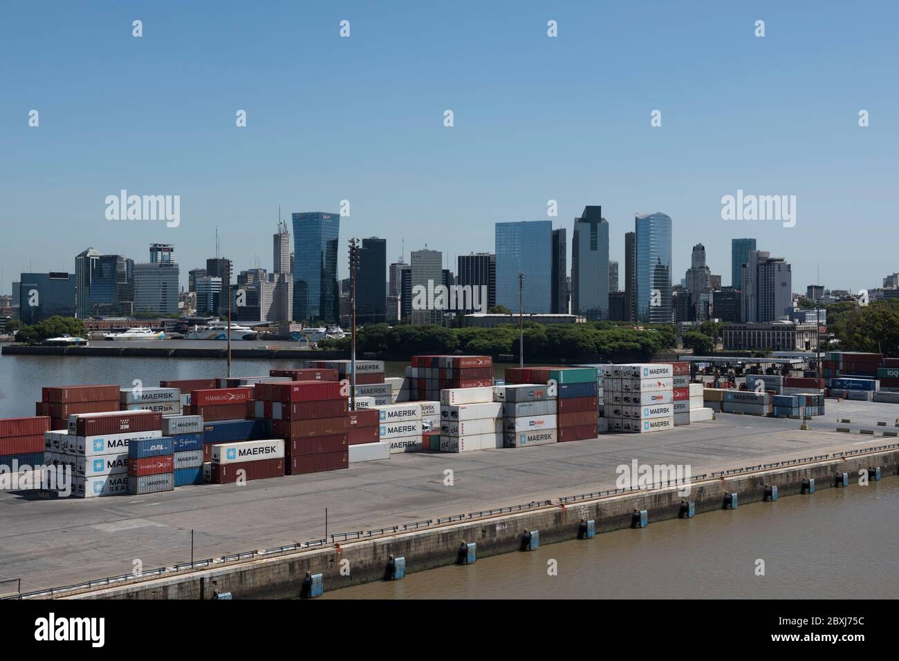 Vue sur la ville de Buenos Aires depuis le port. Argentine, Amérique du Sud Banque D'Images