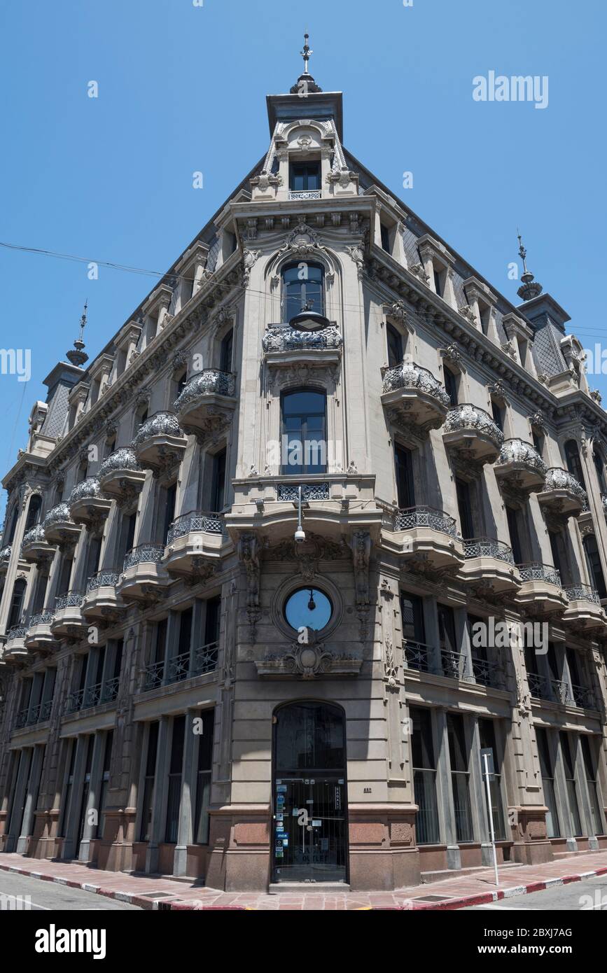 L'édifice de la Banque interaméricaine de développement, situé dans le centre historique de Montevideo, en Uruguay, en Amérique du Sud. Banque D'Images