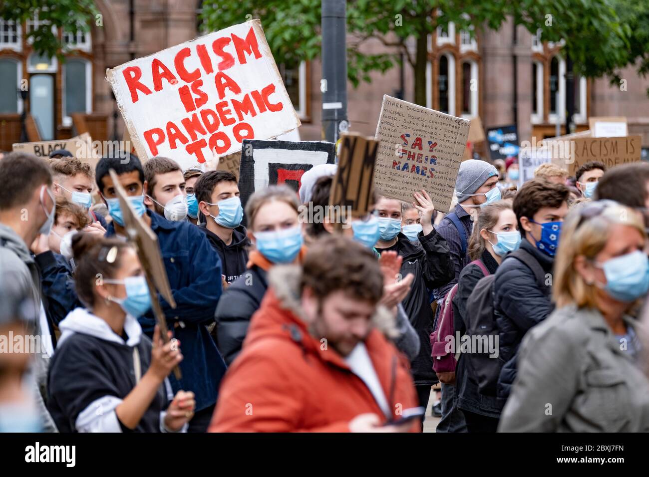 Manchester, Royaume-Uni. 7 juin 2020.. Des milliers de manifestants pacifiques se défont en masse dans le cadre du mouvement Black Lives Matter dans le centre-ville de Manchester. Crédit : Gary Mather/Alay Live News Banque D'Images