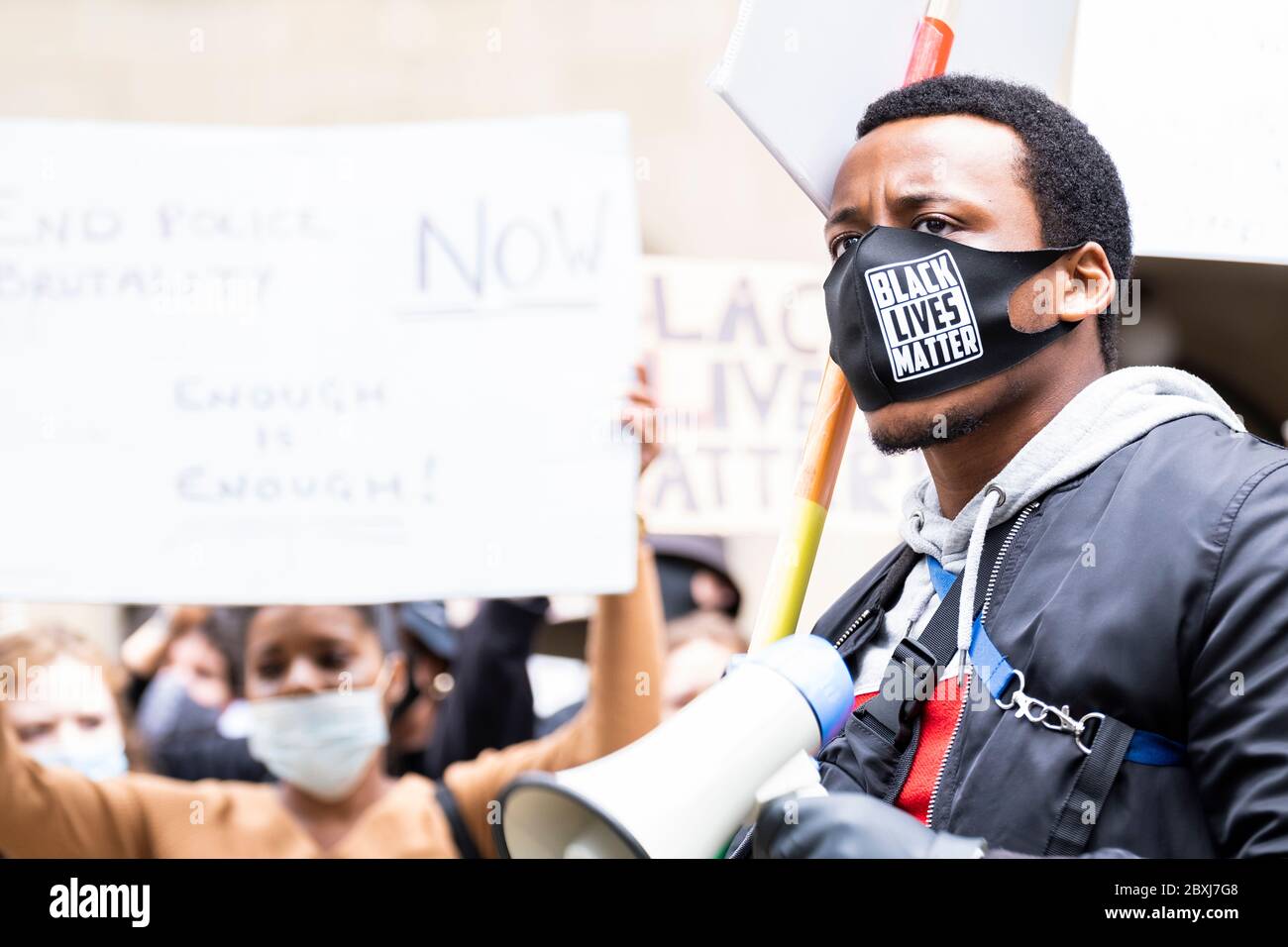 Manchester, Royaume-Uni. 7 juin 2020.. Des milliers de manifestants pacifiques se défont en masse dans le cadre du mouvement Black Lives Matter dans le centre-ville de Manchester. Crédit : Gary Mather/Alay Live News Banque D'Images