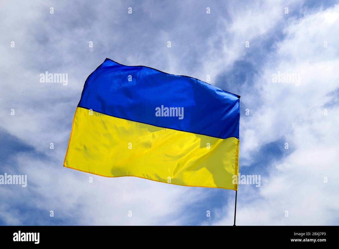 Le grand drapeau national de l'Ukraine vole dans le ciel bleu. Grand drapeau ukrainien jaune bleu dans la ville de Dnepr, pendant les fêtes nationales d'indépendance Banque D'Images