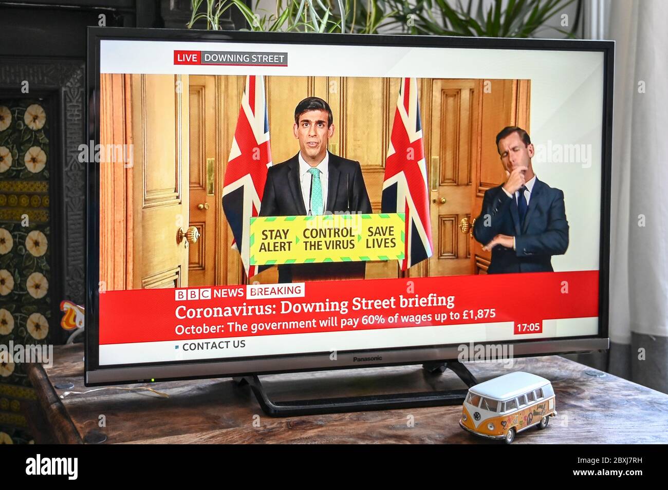Le briefing quotidien sur les coronavirus de Downing Street avec Rishi Sunak, chancelier de l'Échiquier, et le message « alerte de jour, contrôle du virus ». Banque D'Images