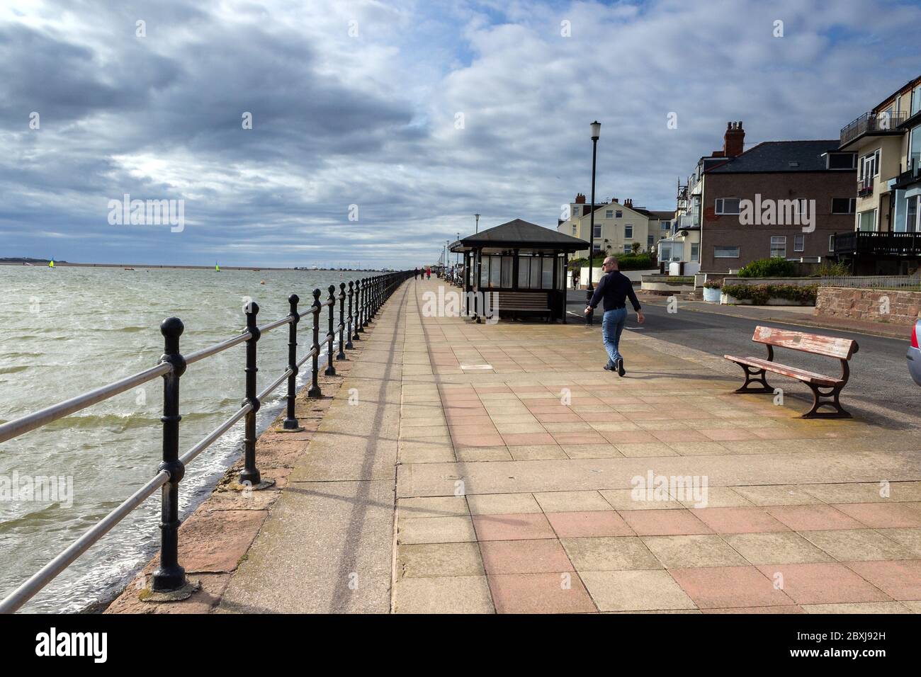 Promenade à côté du lac marin, West Kirby, Wirral Banque D'Images
