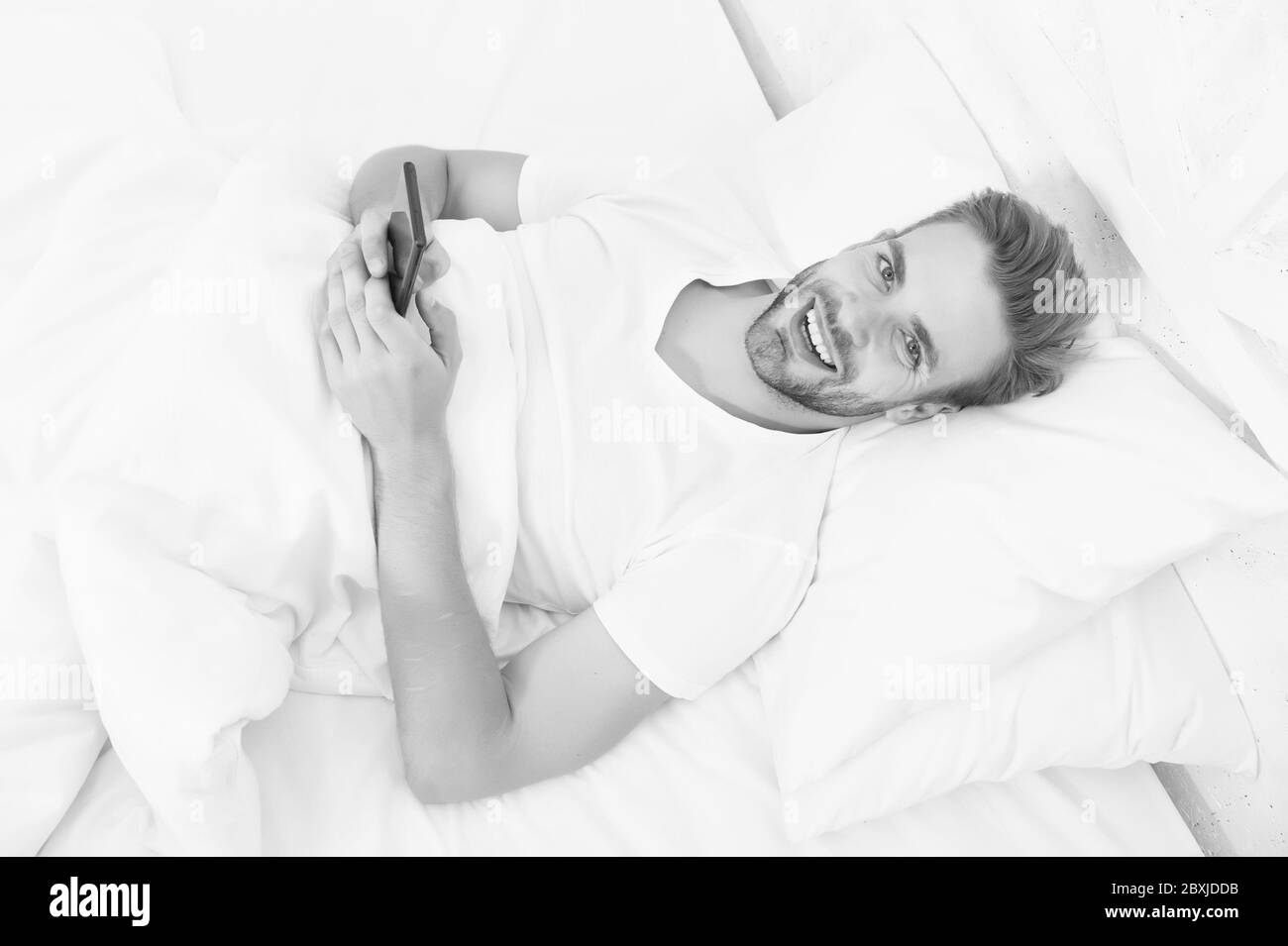 Conseils toxicomanie téléphone. Il est blogging. flirter et l'envoi de message texte. La dépendance à internet et mobile de l'abus.. chat homme utiliser smartphone du monde entier. tôt le matin dans le téléphone. Banque D'Images