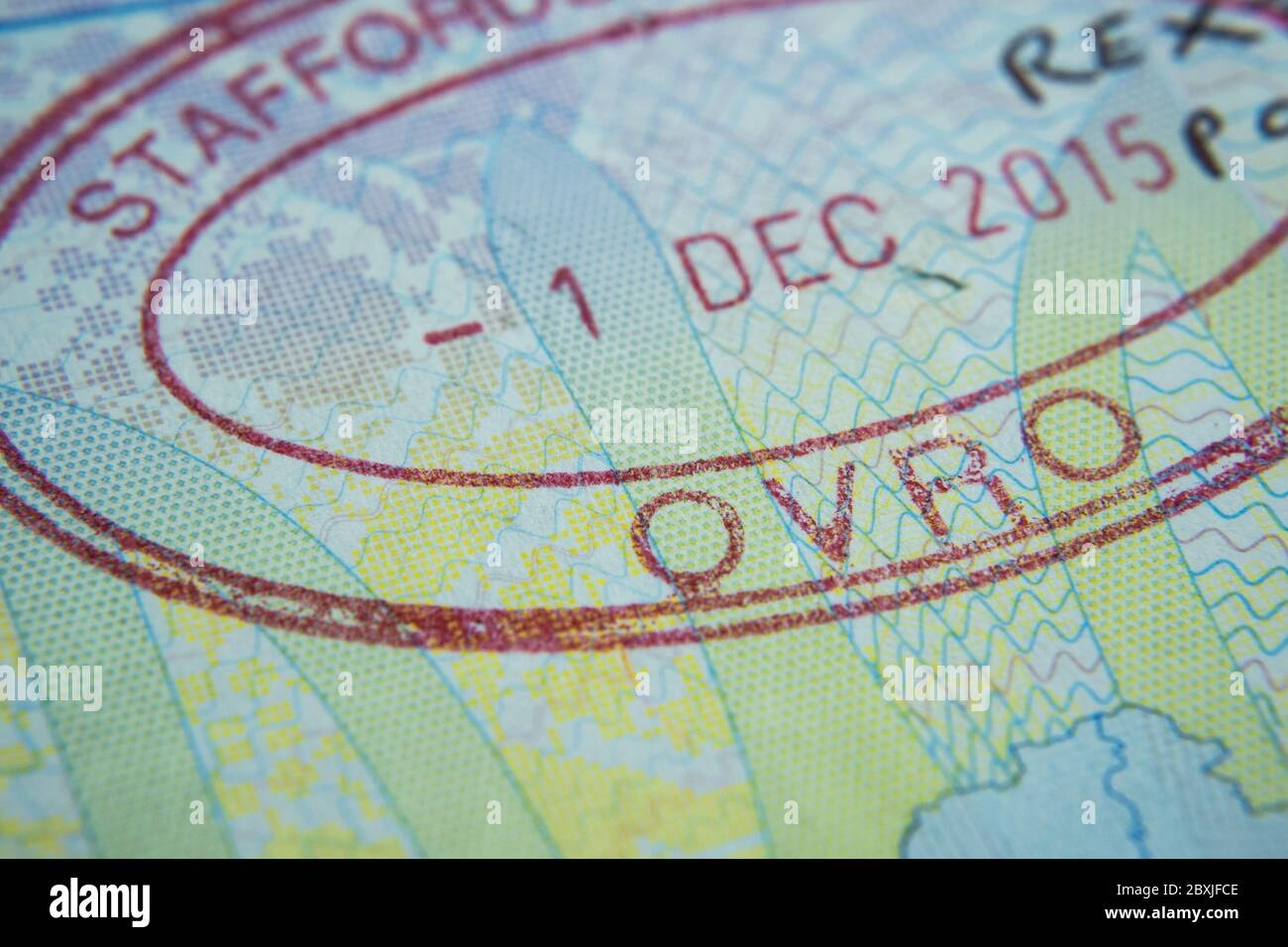 Timbre OVRO dans le passeport délivré par le bureau des archives des visiteurs à l'étranger au siège de la police comme demande de visa de travailleur qualifié de niveau 2 au Royaume-Uni. Banque D'Images