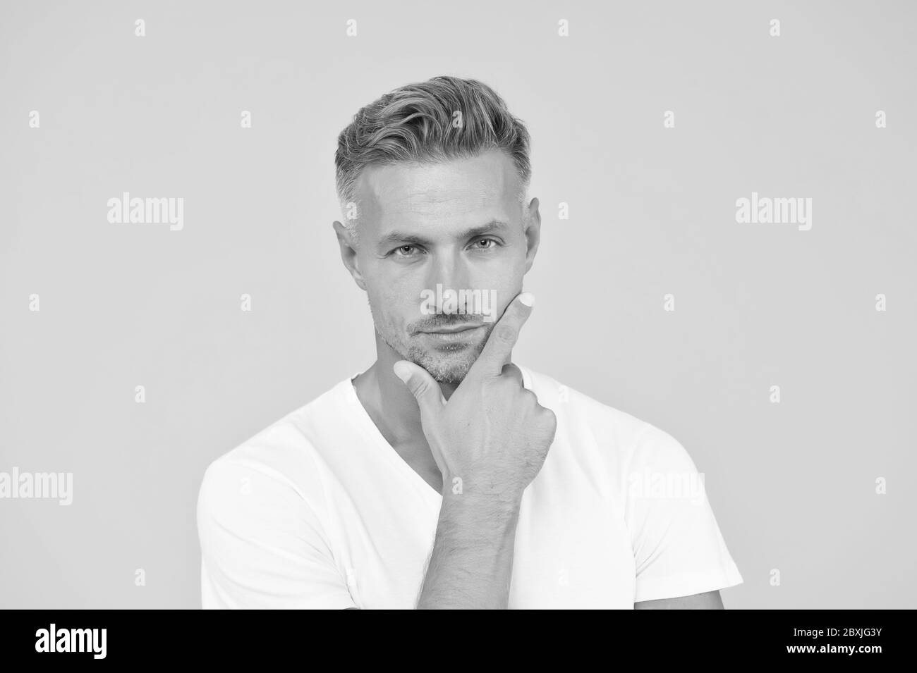 Préoccupé par sa propre beauté. Homme mûr bon look modèle. Shampooing pour cheveux. Prenez le vieillissement avec respect. Cheveux Grizzle. Traiter les racines grises. Cheveux bien entretenus pour le visage de l'homme. Salon de coiffure et salon de coiffure. Banque D'Images Préoccupé par sa propre beauté. Homme mûr bon look modèle. Shampooing pour cheveux. Prenez le vieillissement avec respect. Cheveux Grizzle. Traiter les racines grises. Cheveux bien entretenus pour le visage de l'homme. Salon de coiffure et salon de coiffure. Banque D'Images