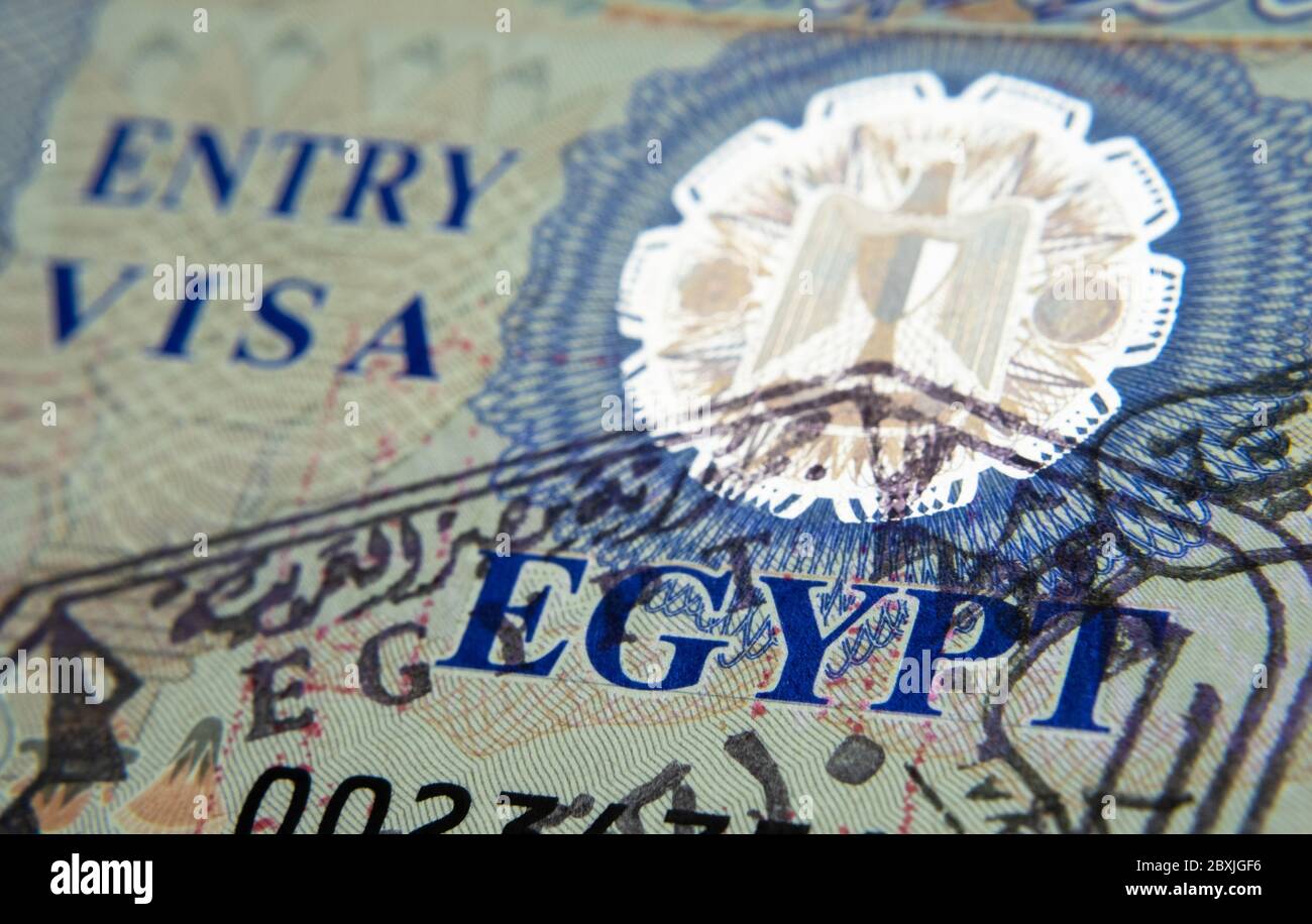 Étiquette de visa d'entrée Egyp avec un timbre sur passeport émis par un agent d'immigration à la frontière et le contrôle des visas. Mise au point sélective. Photo macro. Banque D'Images