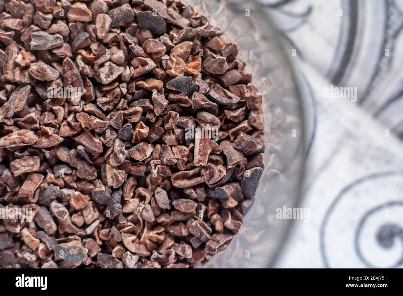 Cacao cru, petits morceaux de à l'intérieur d'un pot en verre Banque D'Images