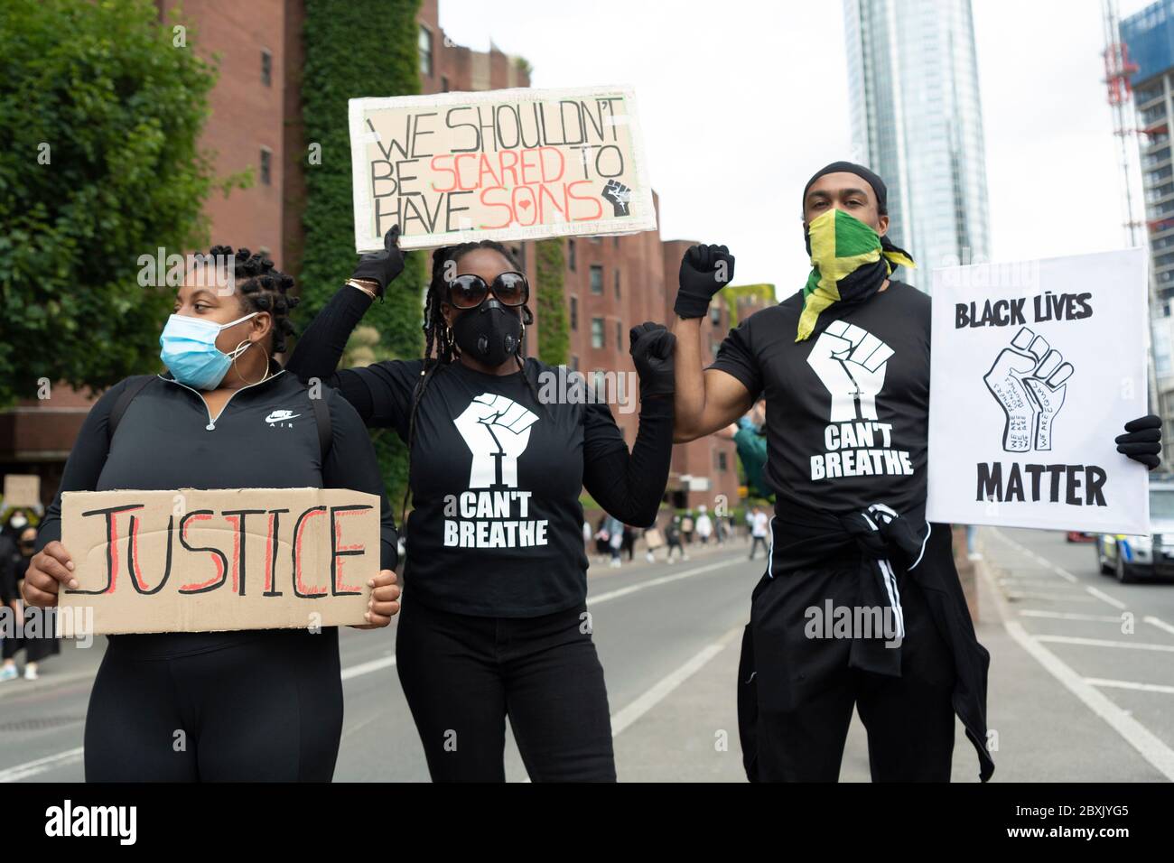 Les vies noires comptent des manifestations à Londres, au Royaume-Uni. Les manifestants participent à une manifestation devant l'ambassade américaine organisée par le groupe Black Lives Matter pour l'américain George Floyd qui est mort alors qu'il était arrêté par la police américaine Derek Chauvin. Sa mort a provoqué des troubles civils dans certaines villes américaines. Banque D'Images