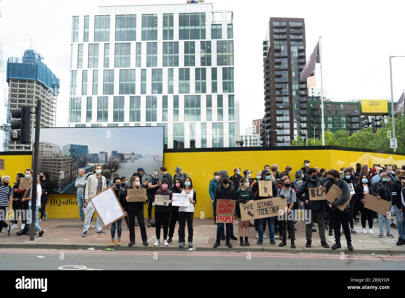 Les vies noires comptent des manifestations à Londres, au Royaume-Uni. Les manifestants participent à une manifestation devant l'ambassade américaine organisée par le groupe Black Lives Matter pour l'américain George Floyd qui est mort alors qu'il était arrêté par la police américaine Derek Chauvin. Sa mort a provoqué des troubles civils dans certaines villes américaines. Banque D'Images