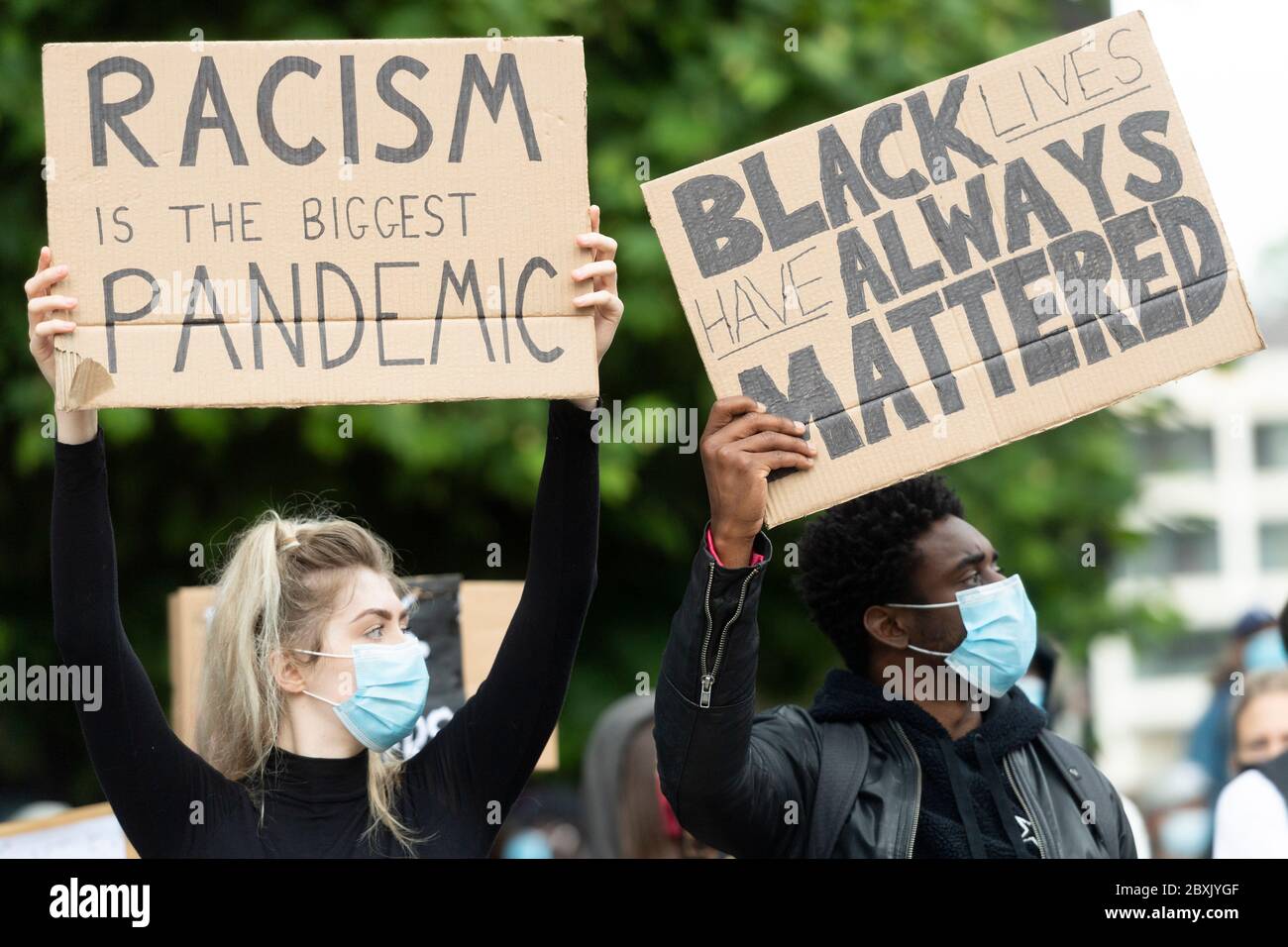 Les vies noires comptent des manifestations à Londres, au Royaume-Uni. Les manifestants participent à une manifestation devant l'ambassade américaine organisée par le groupe Black Lives Matter pour l'américain George Floyd qui est mort alors qu'il était arrêté par la police américaine Derek Chauvin. Sa mort a provoqué des troubles civils dans certaines villes américaines. Banque D'Images