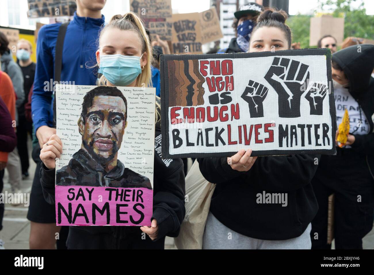 Les vies noires comptent des manifestations à Londres, au Royaume-Uni. Les manifestants participent à une manifestation devant l'ambassade américaine organisée par le groupe Black Lives Matter pour l'américain George Floyd qui est mort alors qu'il était arrêté par la police américaine Derek Chauvin. Sa mort a provoqué des troubles civils dans certaines villes américaines. Banque D'Images