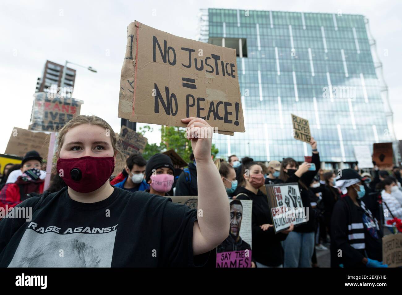 Les vies noires comptent des manifestations à Londres, au Royaume-Uni. Les manifestants participent à une manifestation devant l'ambassade américaine organisée par le groupe Black Lives Matter pour l'américain George Floyd qui est mort alors qu'il était arrêté par la police américaine Derek Chauvin. Sa mort a provoqué des troubles civils dans certaines villes américaines. Banque D'Images
