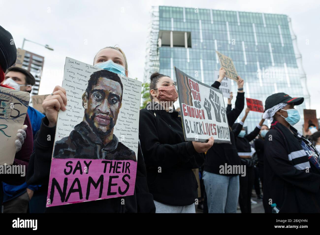 Les vies noires comptent des manifestations à Londres, au Royaume-Uni. Les manifestants participent à une manifestation devant l'ambassade américaine organisée par le groupe Black Lives Matter pour l'américain George Floyd qui est mort alors qu'il était arrêté par la police américaine Derek Chauvin. Sa mort a provoqué des troubles civils dans certaines villes américaines. Banque D'Images