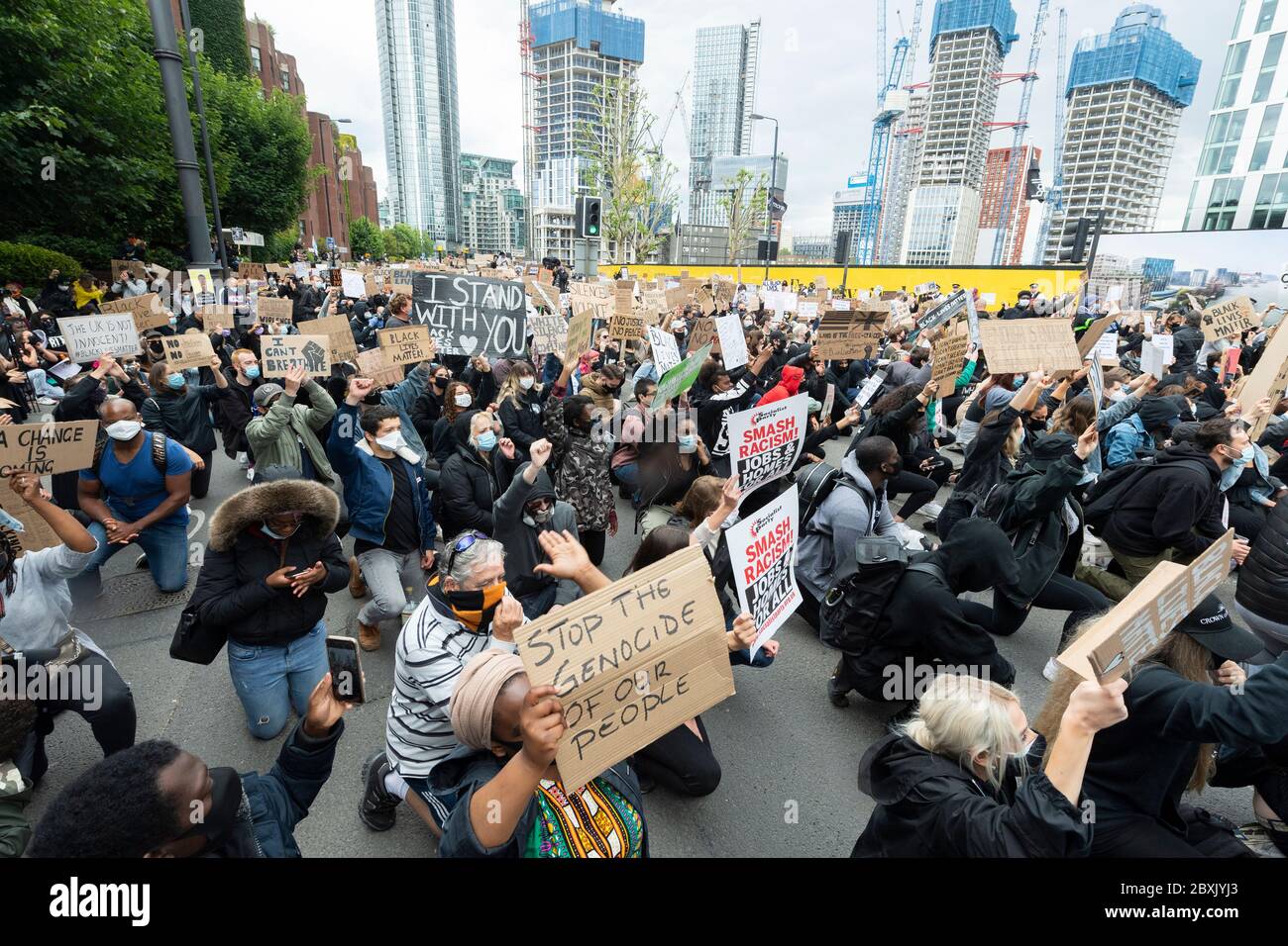 Les vies noires comptent des manifestations à Londres, au Royaume-Uni. Les manifestants participent à une manifestation devant l'ambassade américaine organisée par le groupe Black Lives Matter pour l'américain George Floyd qui est mort alors qu'il était arrêté par la police américaine Derek Chauvin. Sa mort a provoqué des troubles civils dans certaines villes américaines. Banque D'Images