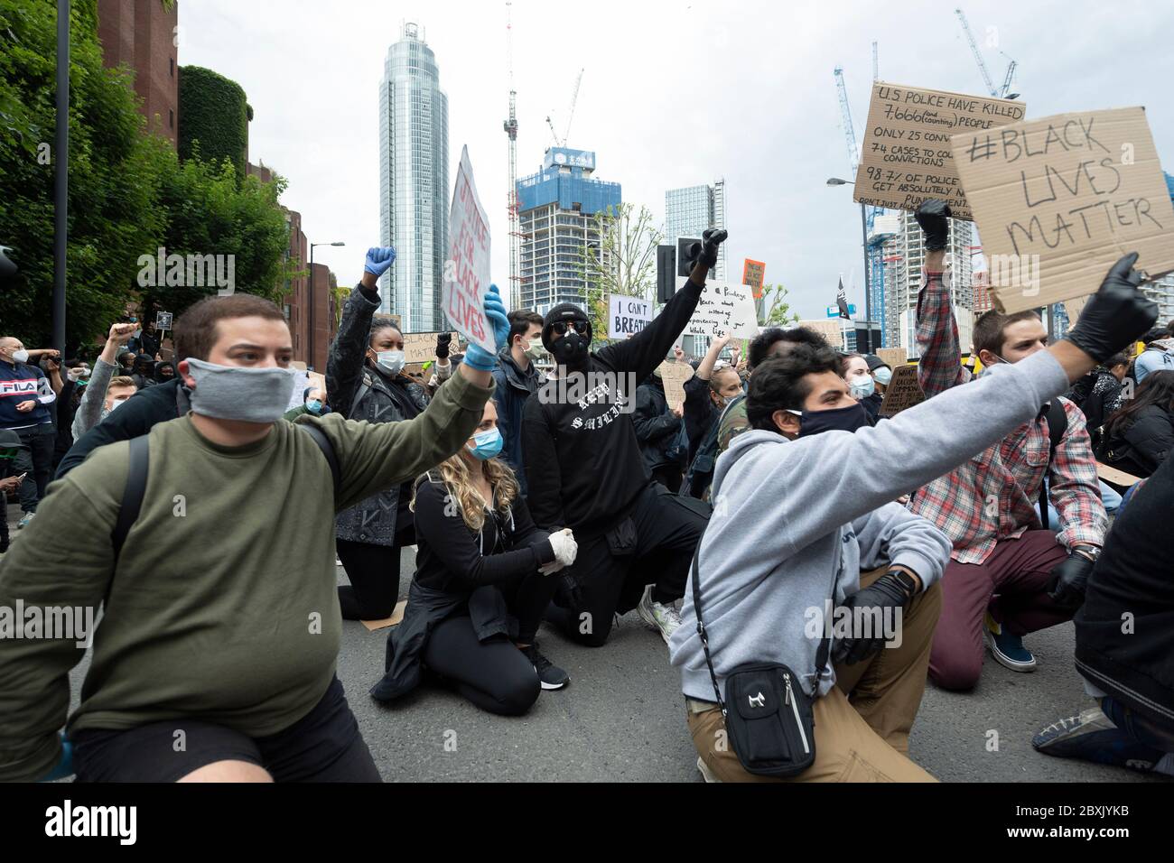 Les vies noires comptent des manifestations à Londres, au Royaume-Uni. Les manifestants participent à une manifestation devant l'ambassade américaine organisée par le groupe Black Lives Matter pour l'américain George Floyd qui est mort alors qu'il était arrêté par la police américaine Derek Chauvin. Sa mort a provoqué des troubles civils dans certaines villes américaines. Banque D'Images
