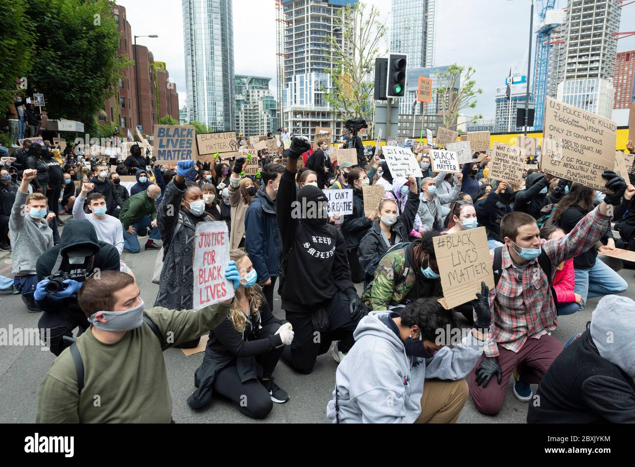 Les vies noires comptent des manifestations à Londres, au Royaume-Uni. Les manifestants participent à une manifestation devant l'ambassade américaine organisée par le groupe Black Lives Matter pour l'américain George Floyd qui est mort alors qu'il était arrêté par la police américaine Derek Chauvin. Sa mort a provoqué des troubles civils dans certaines villes américaines. Banque D'Images