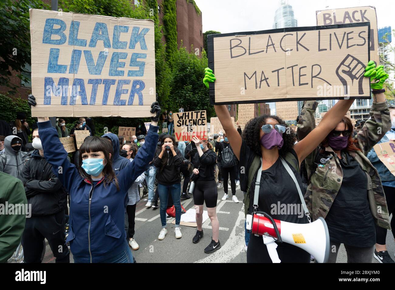 Les vies noires comptent des manifestations à Londres, au Royaume-Uni. Les manifestants participent à une manifestation devant l'ambassade américaine organisée par le groupe Black Lives Matter pour l'américain George Floyd qui est mort alors qu'il était arrêté par la police américaine Derek Chauvin. Sa mort a provoqué des troubles civils dans certaines villes américaines. Banque D'Images