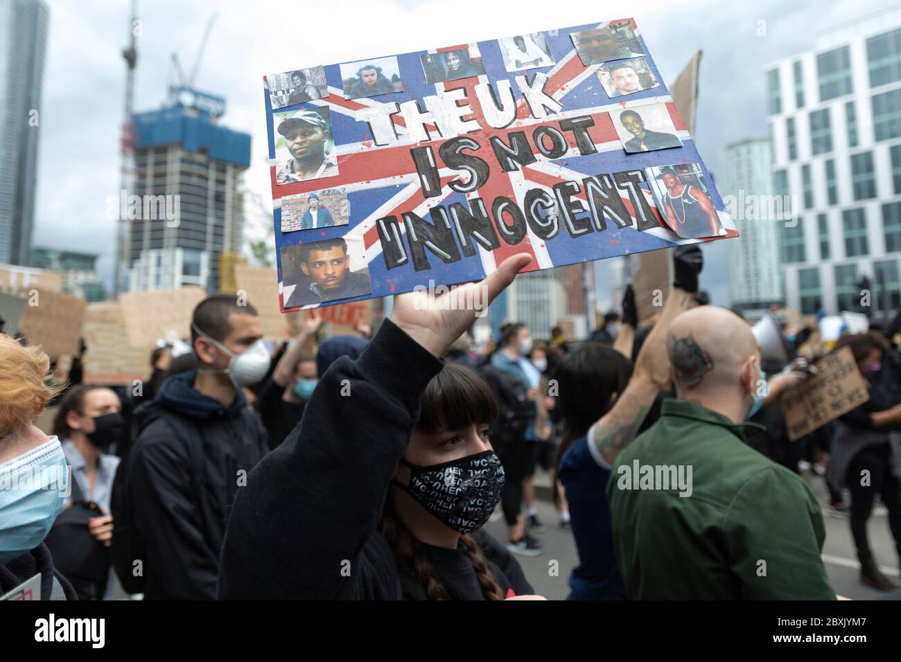 Les vies noires comptent des manifestations à Londres, au Royaume-Uni. Les manifestants participent à une manifestation devant l'ambassade américaine organisée par le groupe Black Lives Matter pour l'américain George Floyd qui est mort alors qu'il était arrêté par la police américaine Derek Chauvin. Sa mort a provoqué des troubles civils dans certaines villes américaines. Banque D'Images
