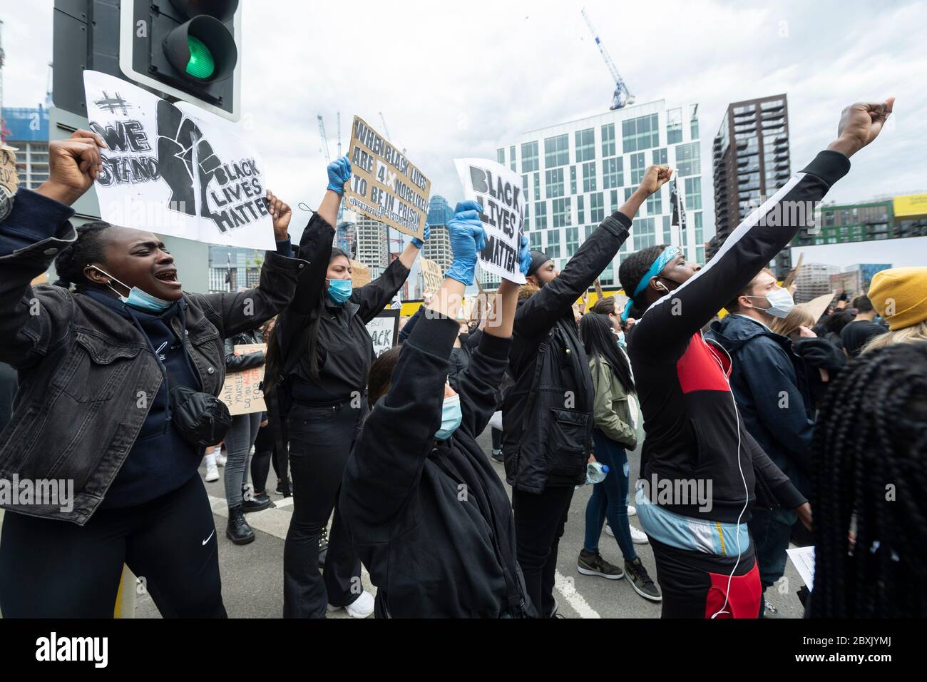Les vies noires comptent des manifestations à Londres, au Royaume-Uni. Les manifestants participent à une manifestation devant l'ambassade américaine organisée par le groupe Black Lives Matter pour l'américain George Floyd qui est mort alors qu'il était arrêté par la police américaine Derek Chauvin. Sa mort a provoqué des troubles civils dans certaines villes américaines. Banque D'Images
