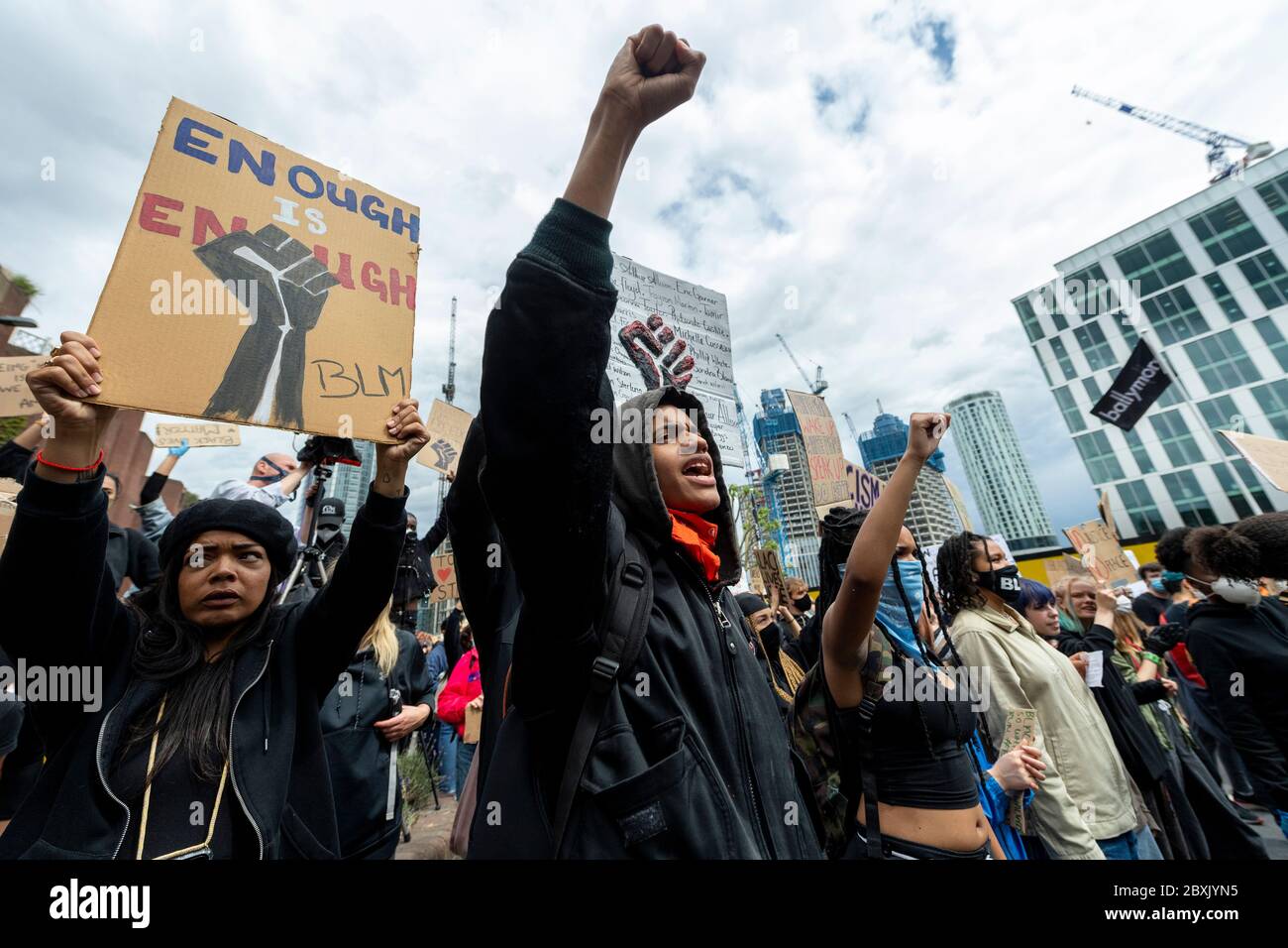 Les vies noires comptent des manifestations à Londres, au Royaume-Uni. Les manifestants participent à une manifestation devant l'ambassade américaine organisée par le groupe Black Lives Matter pour l'américain George Floyd qui est mort alors qu'il était arrêté par la police américaine Derek Chauvin. Sa mort a provoqué des troubles civils dans certaines villes américaines. Banque D'Images