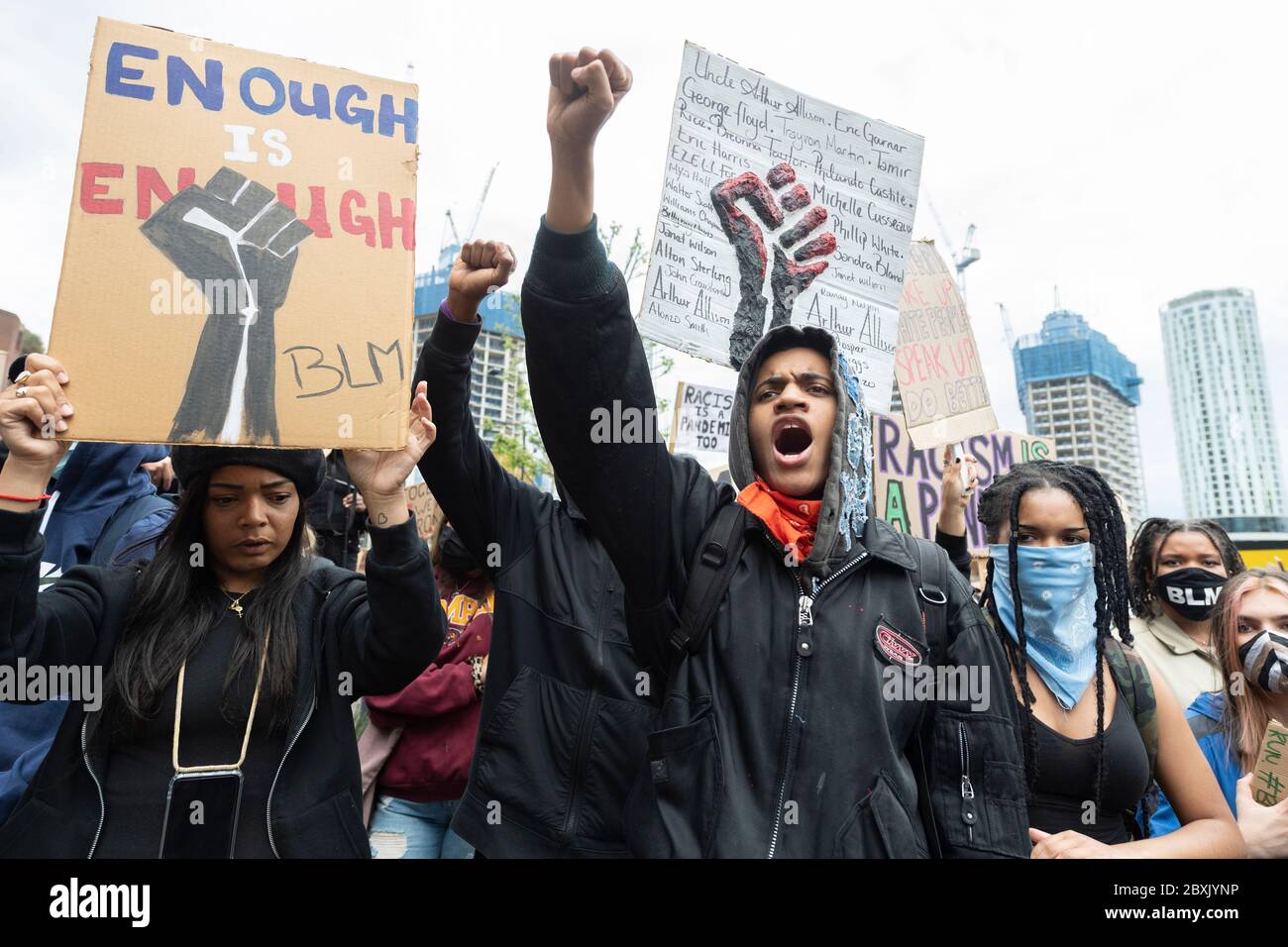 Les vies noires comptent des manifestations à Londres, au Royaume-Uni. Les manifestants participent à une manifestation devant l'ambassade américaine organisée par le groupe Black Lives Matter pour l'américain George Floyd qui est mort alors qu'il était arrêté par la police américaine Derek Chauvin. Sa mort a provoqué des troubles civils dans certaines villes américaines. Banque D'Images