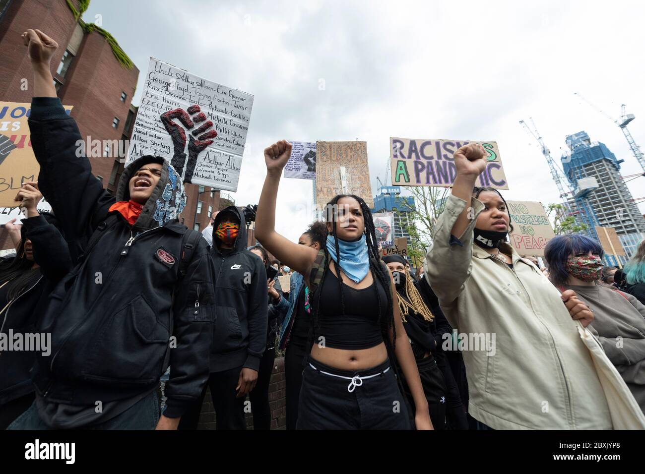 Les vies noires comptent des manifestations à Londres, au Royaume-Uni. Les manifestants participent à une manifestation devant l'ambassade américaine organisée par le groupe Black Lives Matter pour l'américain George Floyd qui est mort alors qu'il était arrêté par la police américaine Derek Chauvin. Sa mort a provoqué des troubles civils dans certaines villes américaines. Banque D'Images
