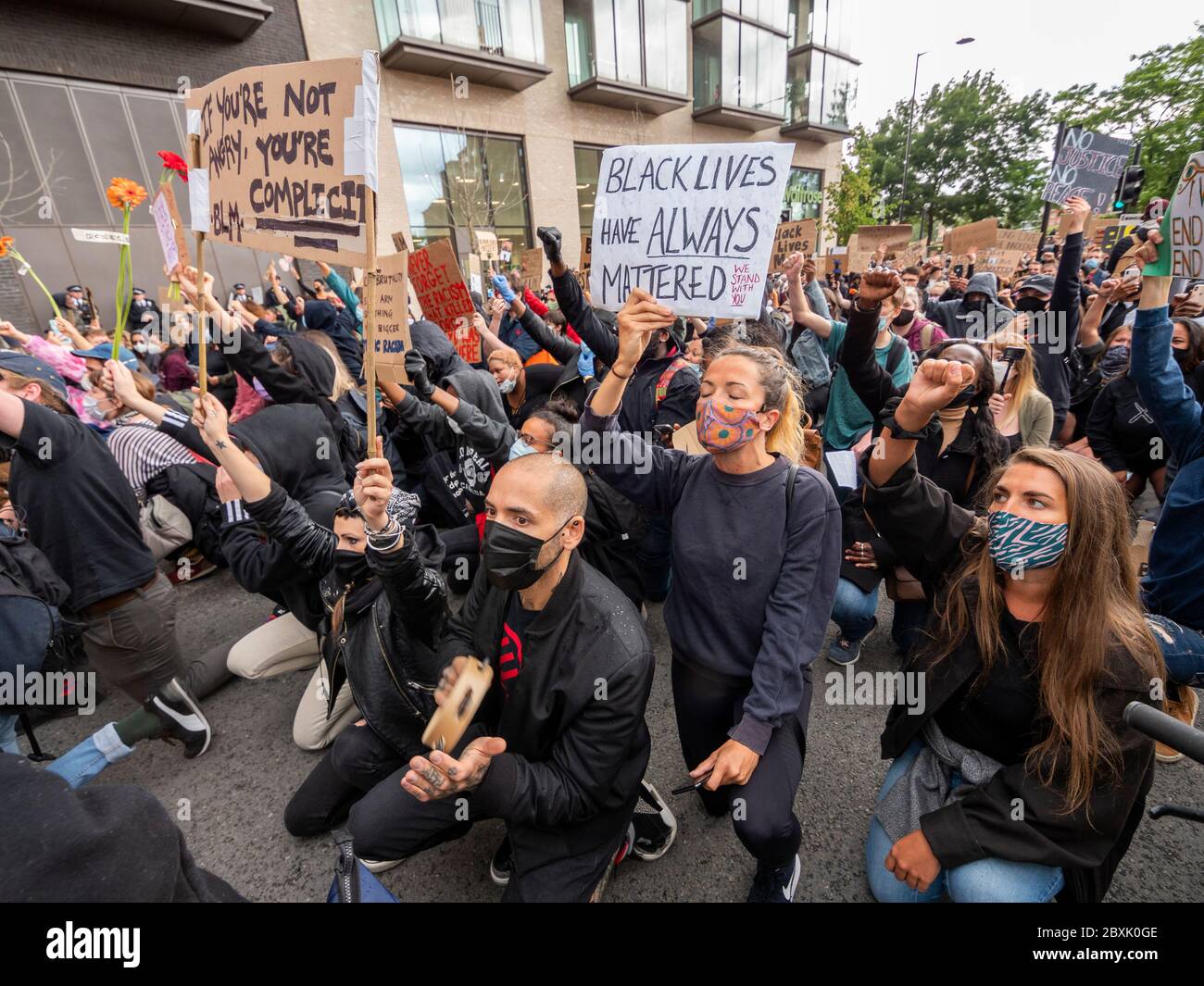 Londres. Royaume-Uni. Le 7 juin 2020. Les manifestants de BLM à genoux sur la route de Ponton pendant la vie des Noirs protestent à l'ambassade des États-Unis. Banque D'Images