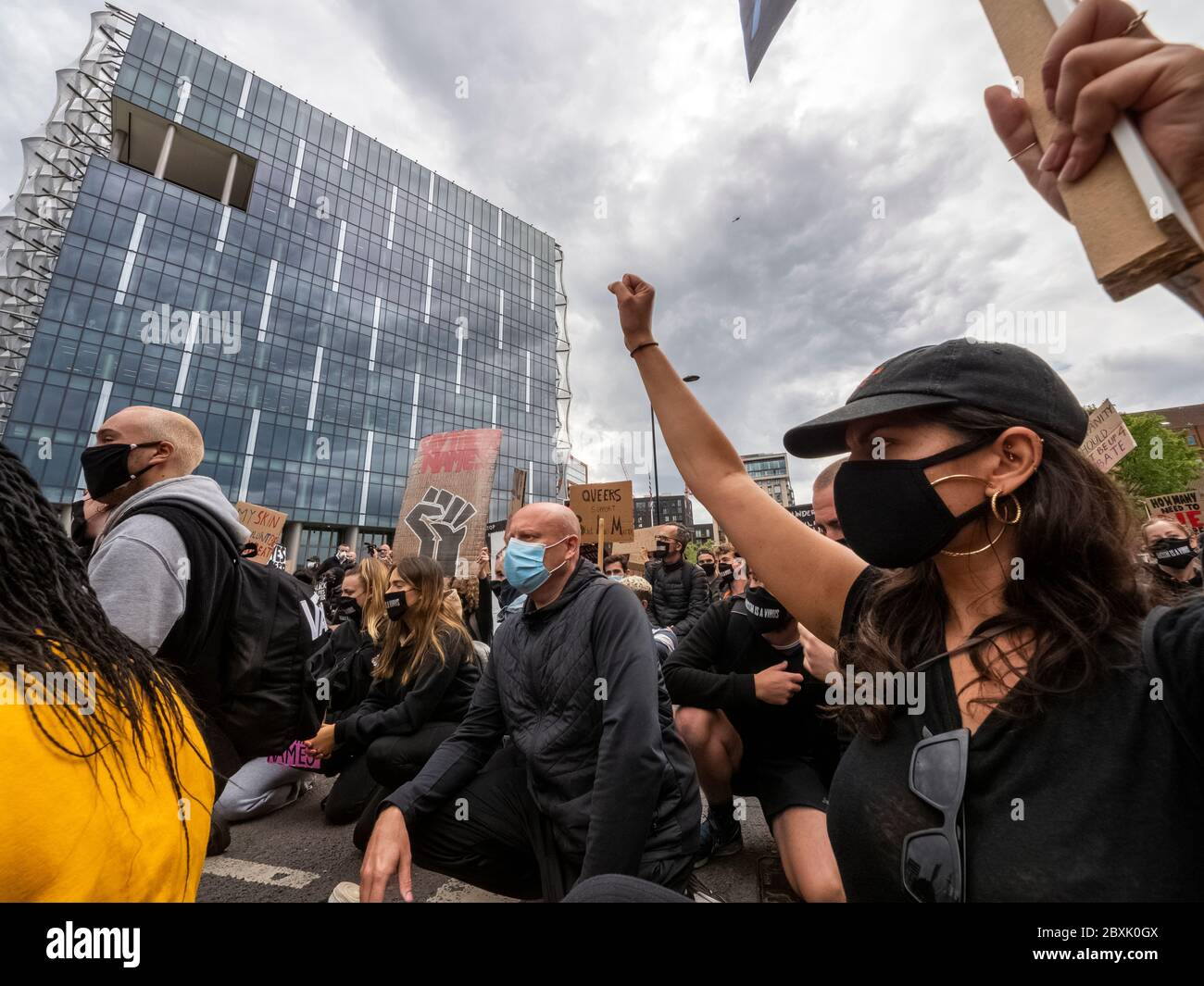 Londres. ROYAUME-UNI. Le 7 juin 2020. Les manifestants du BLM à genoux devant l'ambassade américaine pendant la vie des Noirs comptent. Banque D'Images