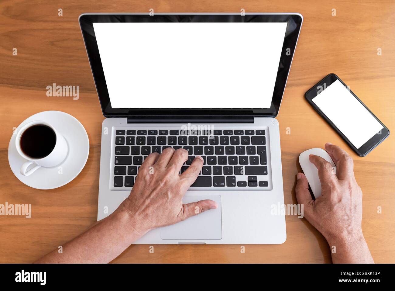 ordinateur, téléphone portable maquette image écran blanc avec fond blanc pour le texte publicitaire, main homme utilisant portable sms mobile contact searc Banque D'Images