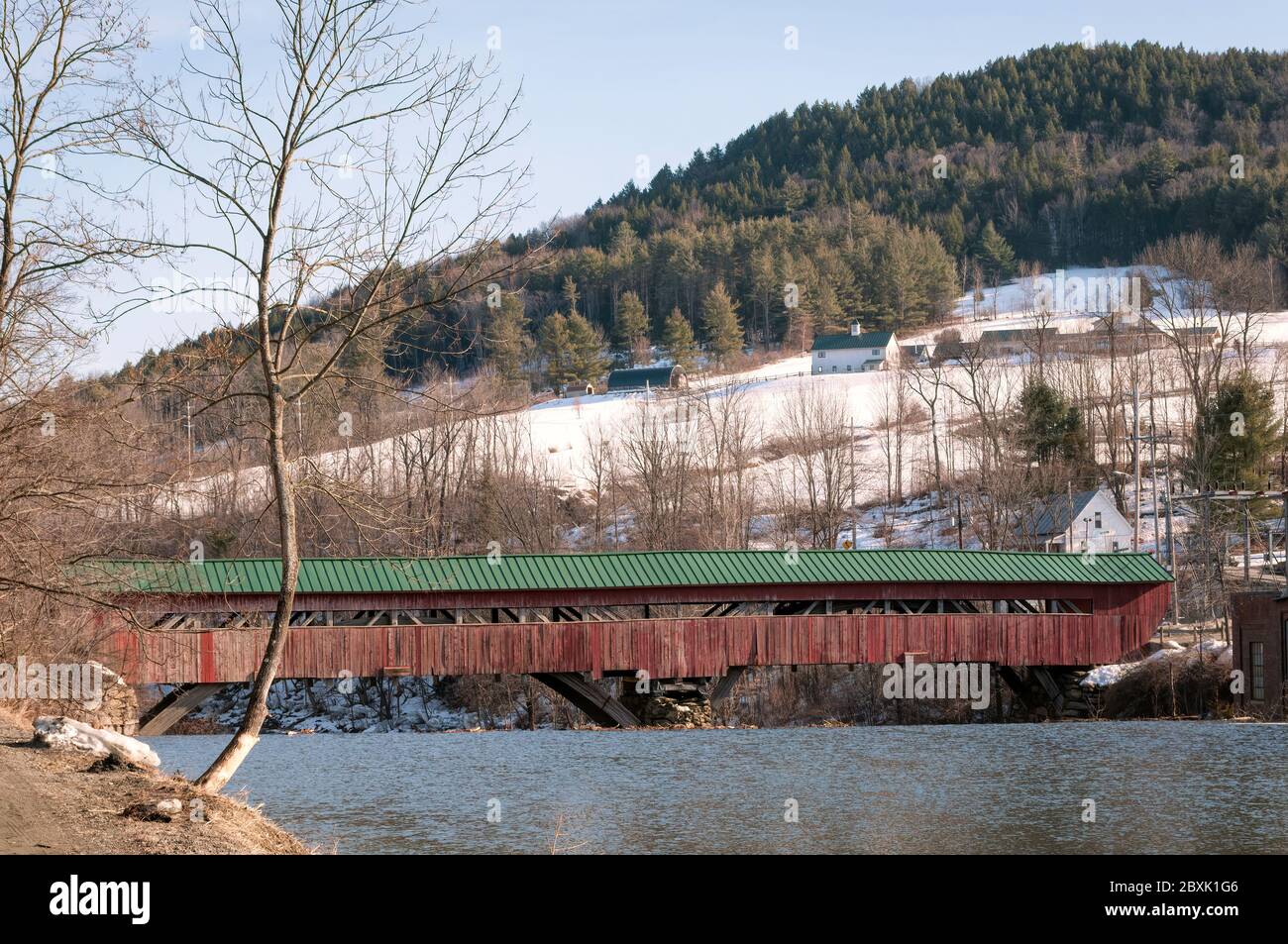 Pont couvert de Taftsville, situé à Woodstock, Vermont, en hiver, avec de la neige sur la montagne en arrière-plan. Banque D'Images