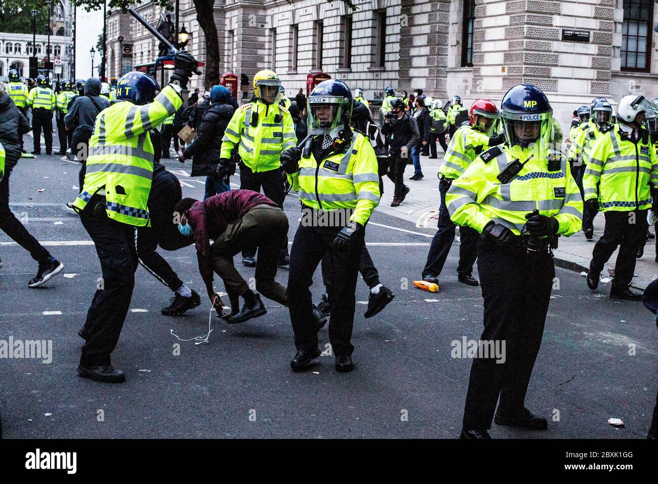 londres Royaume-Uni 7 juin 2020 UN policier rase sa banton à Whithall lors d'une manifestation contre le meurtre de George Floyd qui est mort en garde à vue aux États-Unis. Credit: Thabo Jaiyesimi/Alay Live News Banque D'Images