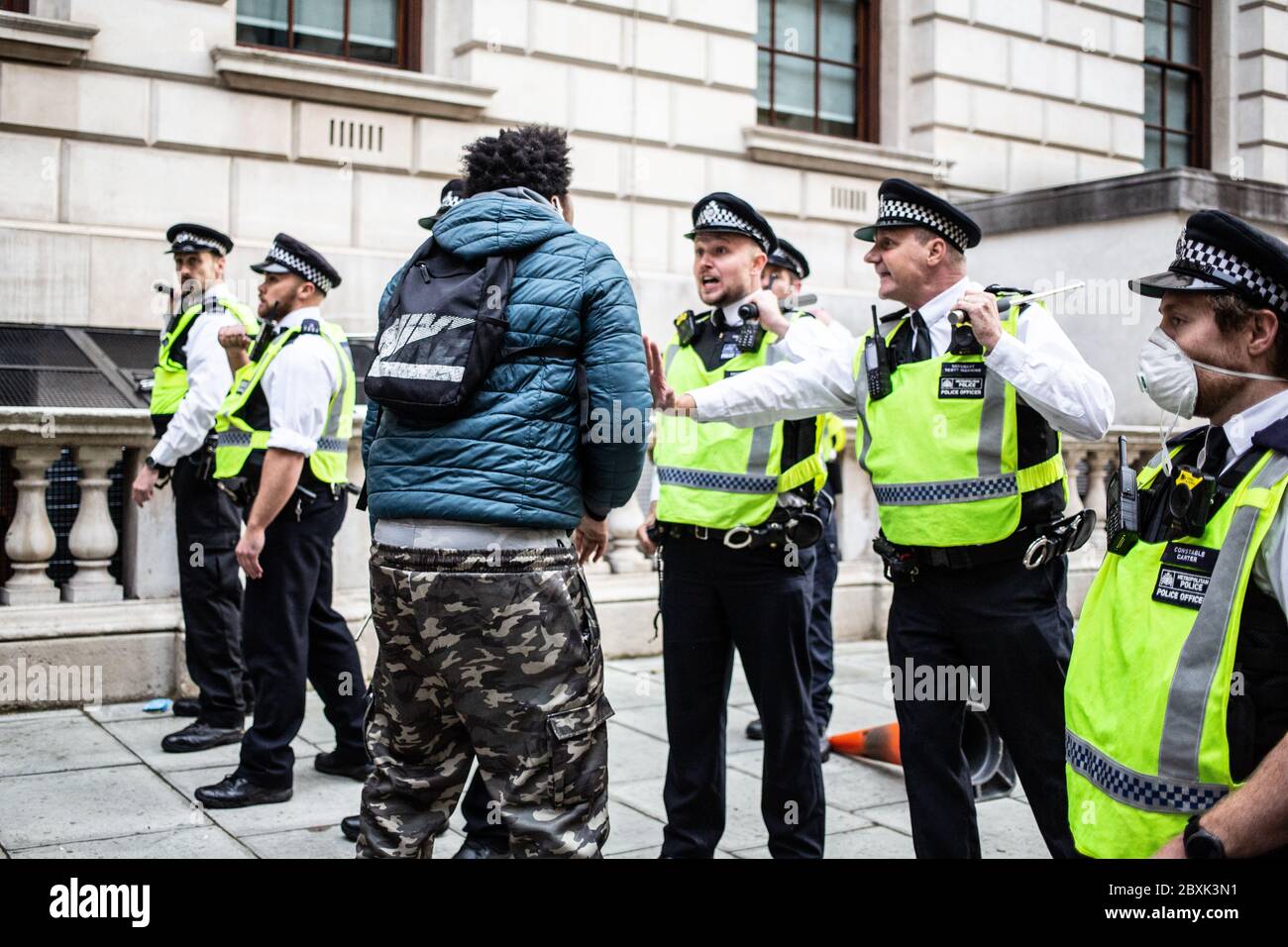 londres Royaume-Uni 7 juin 2020 des policiers bloquent des manifestants à Whithall lors d'une manifestation contre le meurtre de George Floyd, mort en détention par la police américaine. Credit: Thabo Jaiyesimi/Alay Live News Banque D'Images
