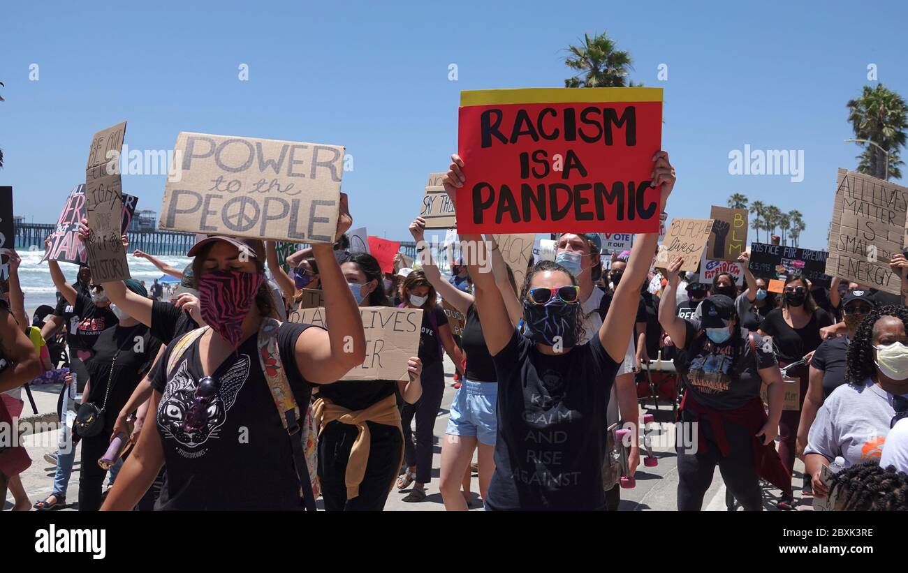 Oceanside, CA / USA - 7 juin 2020 : des manifestants ont fait des signes lors d'une paisible marche de protestation de Black Lives Matter dans le comté de San Diego. Banque D'Images