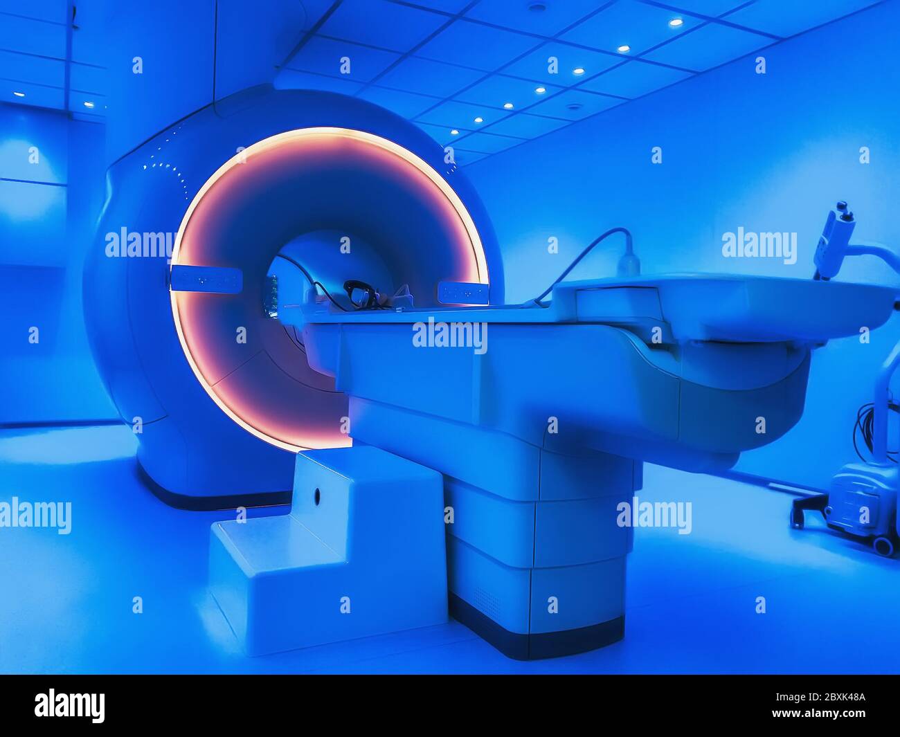 IRM - dispositif d'imagerie par tomographie par résonance magnétique de couleur bleue. Banque D'Images