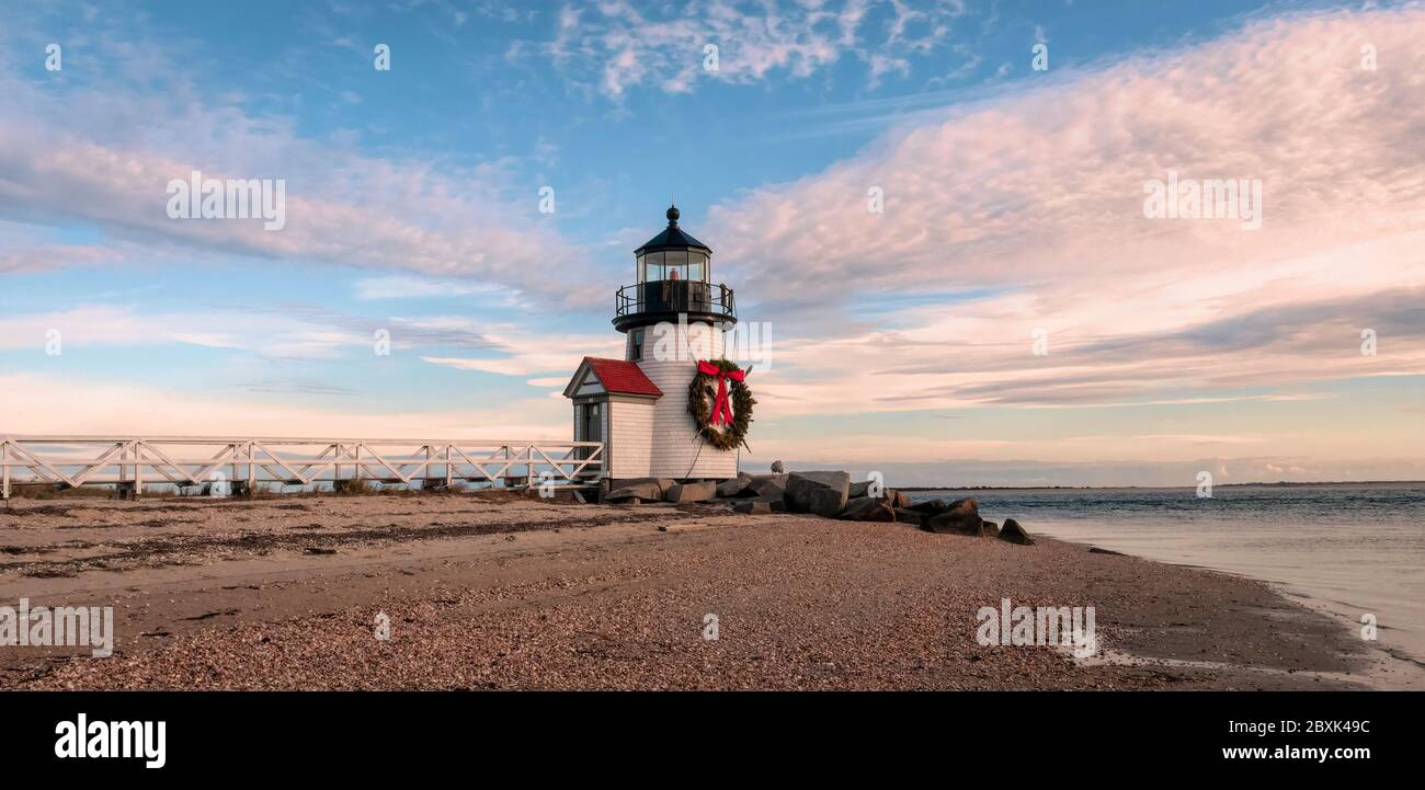 Le phare de Brand point, situé sur l'île de Nantucket dans le Massachusetts, est décoré pour les vacances avec une couronne de Noël et des aures croisées. Banque D'Images