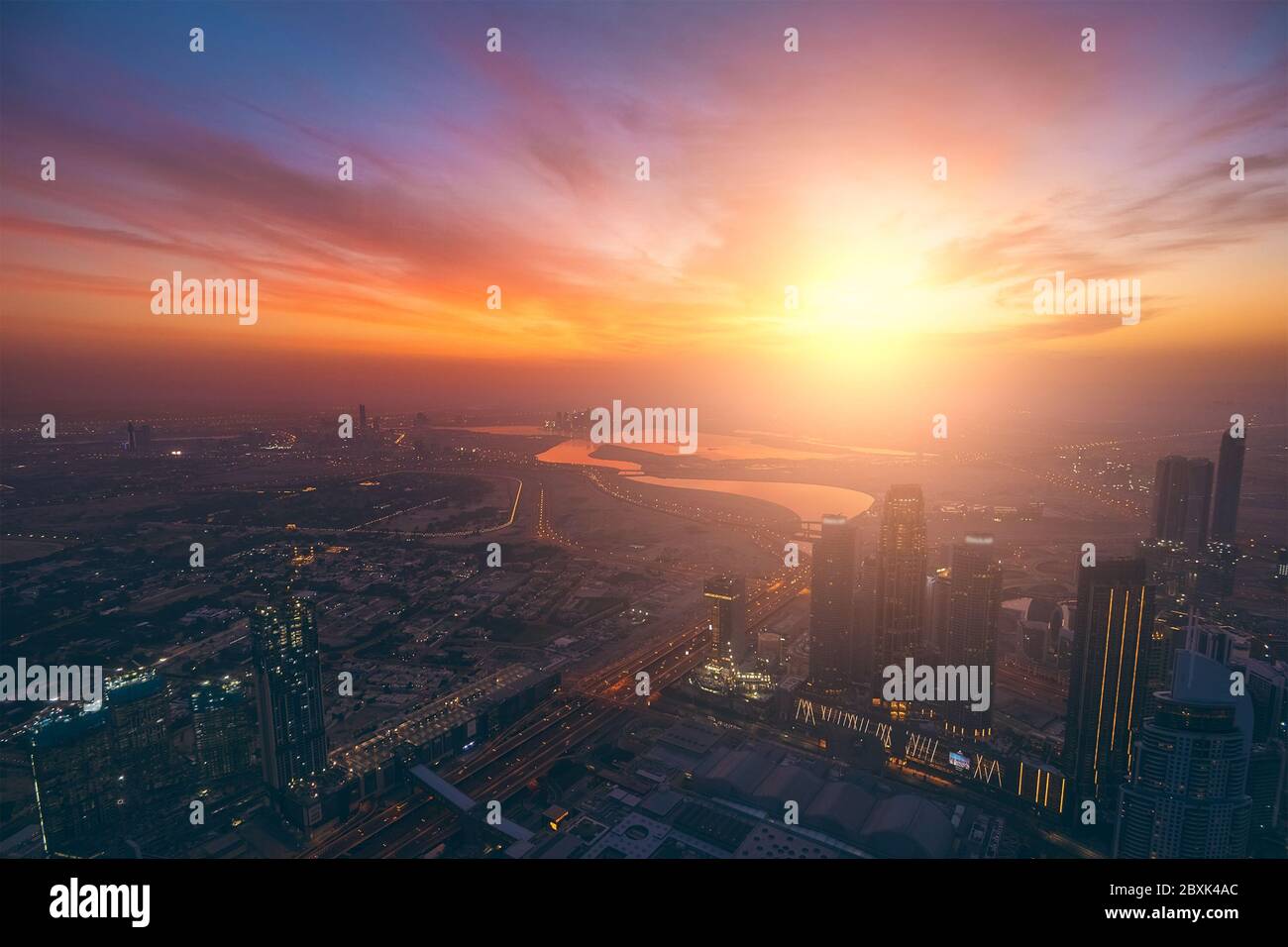Horizon de Dubaï au lever du soleil, ville arabe de luxe futuriste moderne, vue aérienne. Banque D'Images