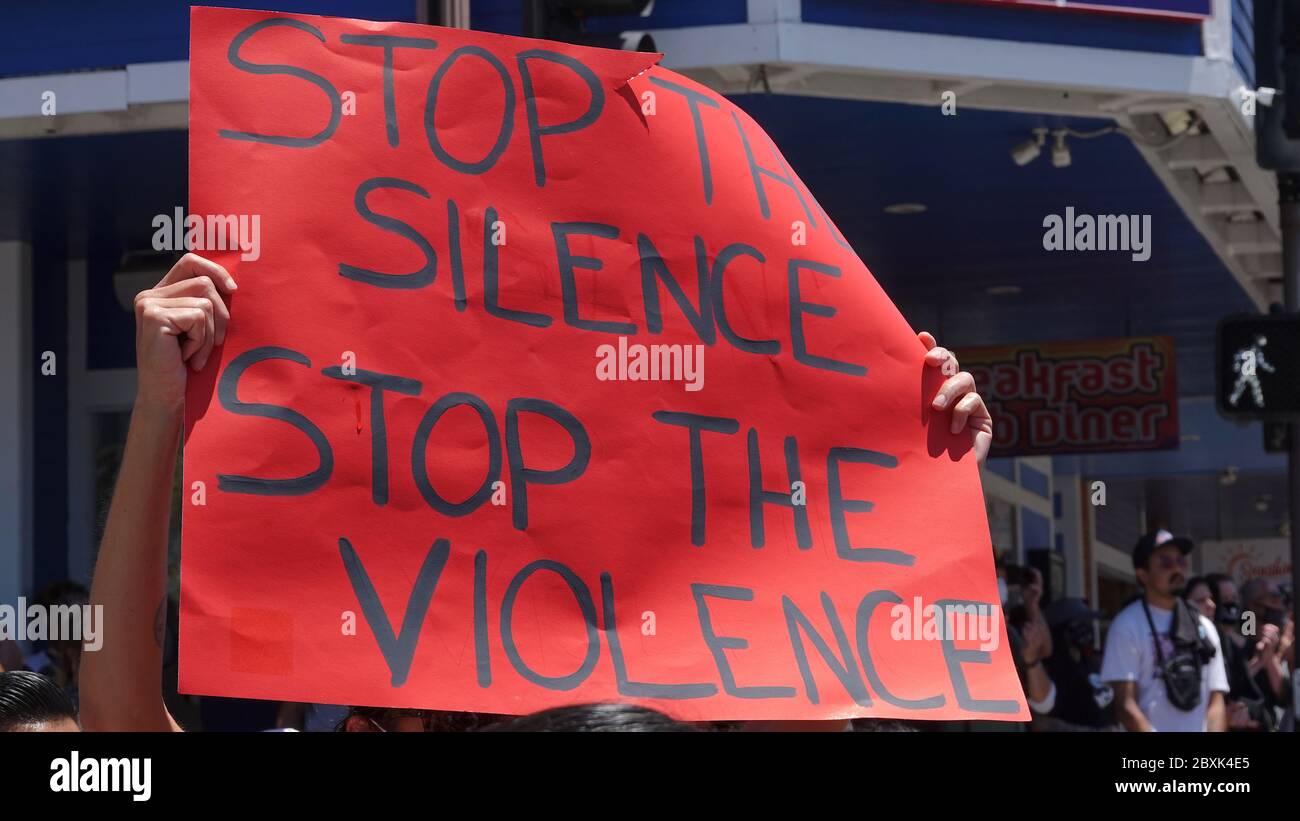 Oceanside, CA / USA - 7 juin 2020 : gros plan d'un panneau indiquant « Arrêter le silence, arrêter la violence », qui s'est tenu lors d'une marche de protestation Black Lives Matter Banque D'Images