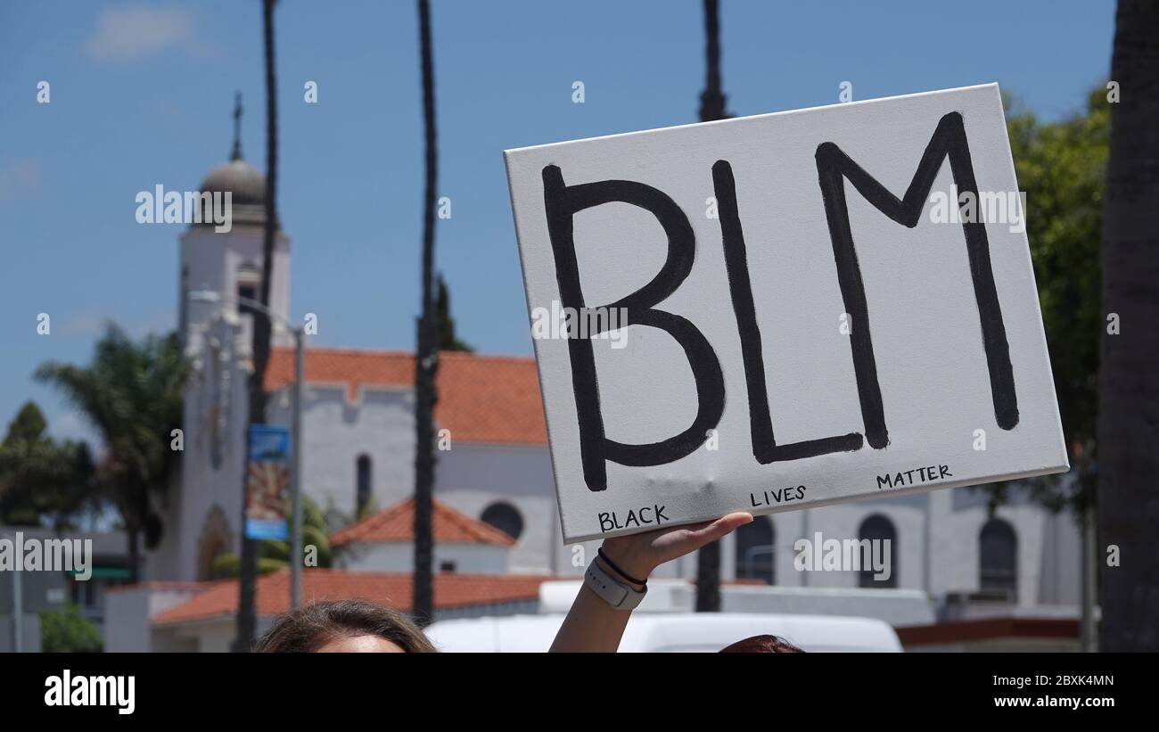 Oceanside, CA / USA - 7 juin 2020 : gros plan d'un panneau indiquant « BLM » tenu lors d'une manifestation Black Lives Matter March Banque D'Images