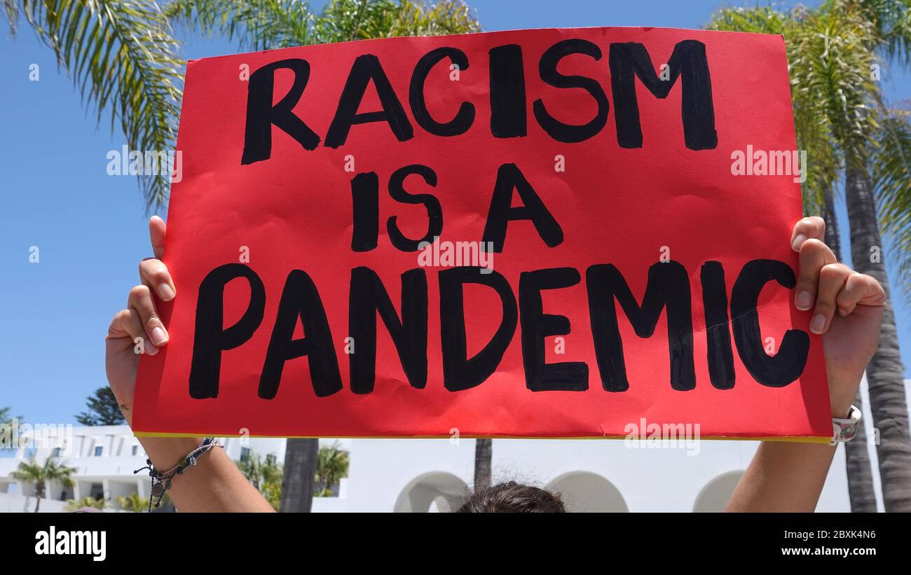 Oceanside, CA / USA - 7 juin 2020: Une femme tient un panneau indiquant "pas de justice, pas de paix" pendant la Marche de protestation Black Lives Matter. Banque D'Images