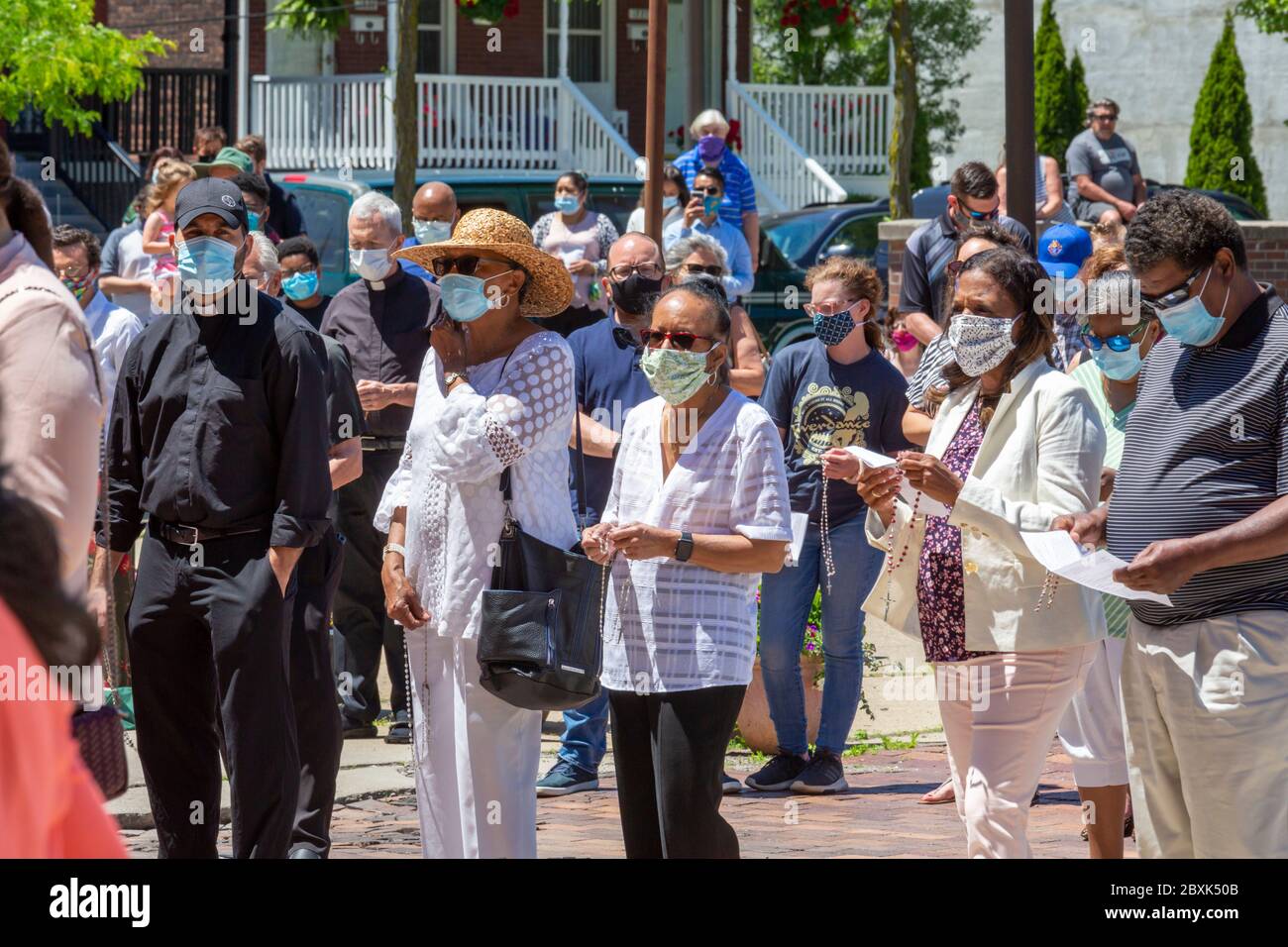 Detroit, Michigan, États-Unis. 7 juin 2020. L'archevêque catholique de Detroit, Allen Vigneron, a dirigé un rosaire pour la justice raciale à l'extérieur de Sainte-Anne Basilique Anne. L'événement a eu lieu après deux semaines de protestations au sujet du meurtre par la police de George Floyd à Minneapolis. Les paroissiens présents ont été invités à pratiquer la distanciation sociale et à porter des masques en raison de la pandémie du coronavirus. Crédit : Jim West/Alay Live News Banque D'Images