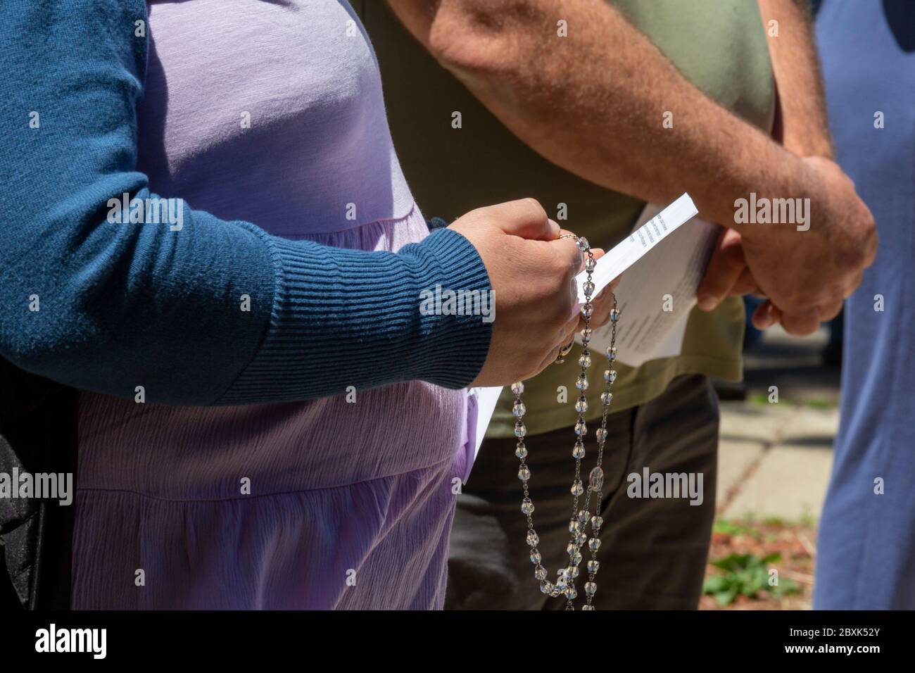 Detroit, Michigan, États-Unis. 7 juin 2020. L'archevêque catholique de Detroit, Allen Vigneron, a dirigé un rosaire pour la justice raciale à l'extérieur de Sainte-Anne Basilique Anne. L'événement a eu lieu après deux semaines de protestations au sujet du meurtre par la police de George Floyd à Minneapolis. Les paroissiens présents ont été invités à pratiquer la distanciation sociale et à porter des masques en raison de la pandémie du coronavirus. Crédit : Jim West/Alay Live News Banque D'Images