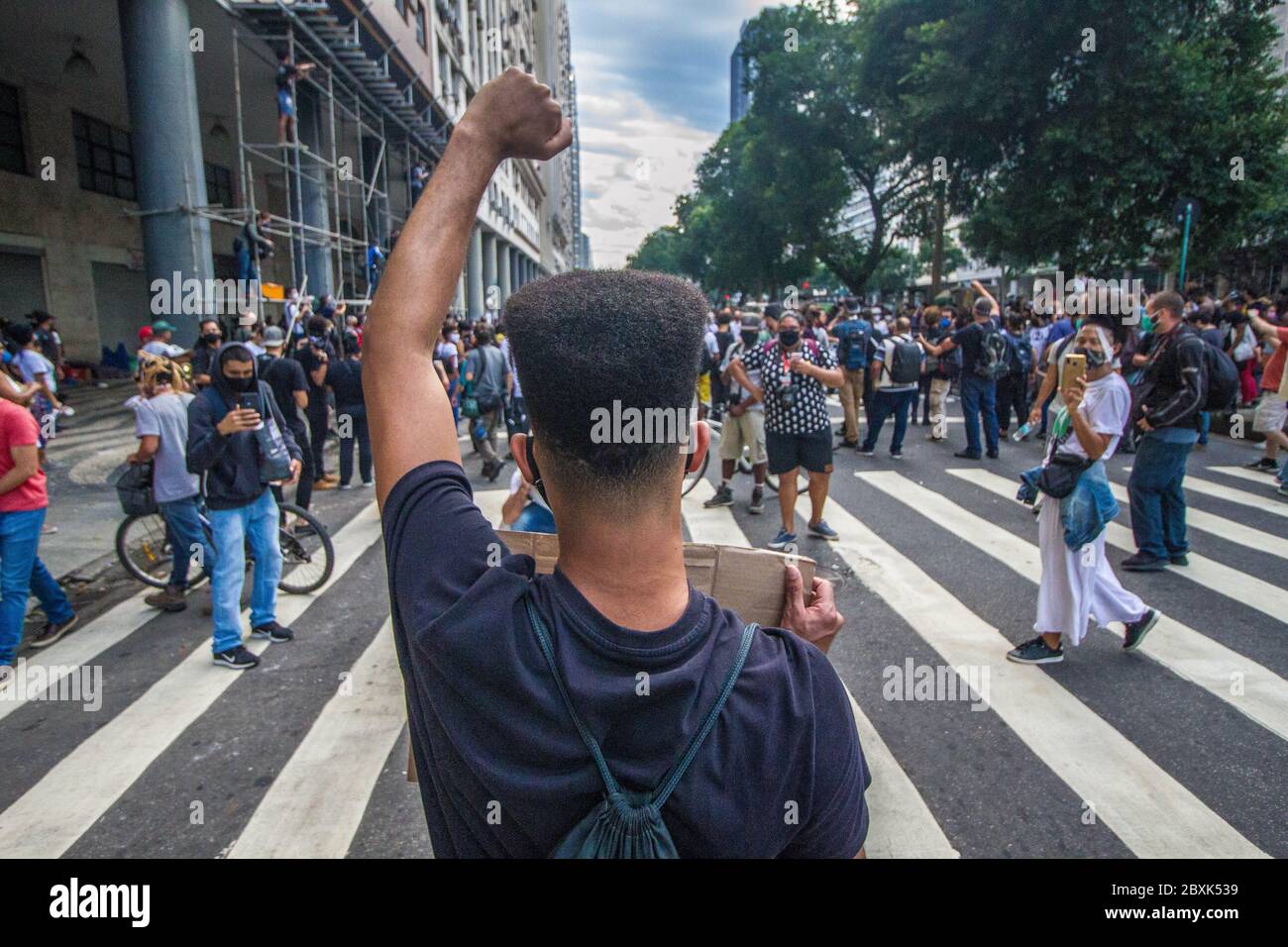 7 juin 2020: RIO DE JANEIRO, BRÉSIL, 7 juin 2020, MANIFESTATION VIDAS NEGRAS les manifestants sont descendus dans la rue pour protester contre la politique génocidaire de l'État qui tue les pauvres et les Noirs dans les bidonvilles et contre le gouvernement de Jair Bolsonaro. La manifestation qui a eu le siège de plusieurs forces de police et de l'armée militaires a commencé dans le monument de Zumbi dos Palmares (chef noir) suivi par l'Avenida Presidente Vargas dans le centre ce dimanche (Credit image: © Ellan Lustosa/ZUMA Wire) Banque D'Images