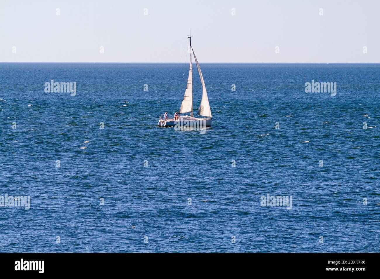 Bateaux à voile en mer par beau temps Banque D'Images