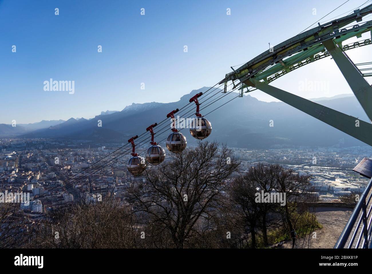 Les téléphériques de Grenoble sont un paysage de montagne Banque D'Images