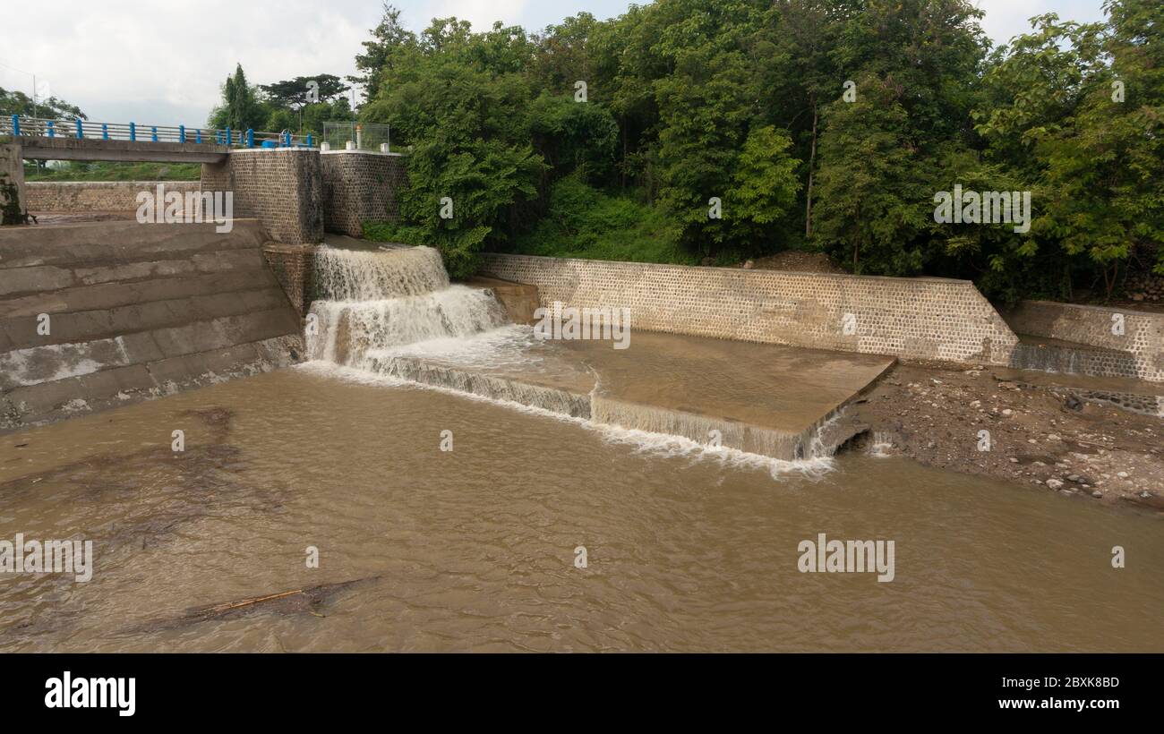Barrage diviseur débit d'eau de rivière. Méthodes modernes d'irrigation pour que l'irrigation des rizières soit accomplie Banque D'Images