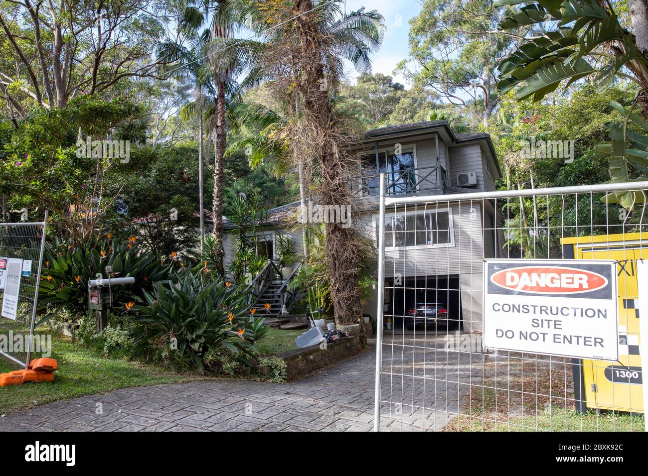 Les constructeurs australiens de maisons effectuent des travaux de rénovation à la maison de plage Avalon à Sydney, en Australie Banque D'Images