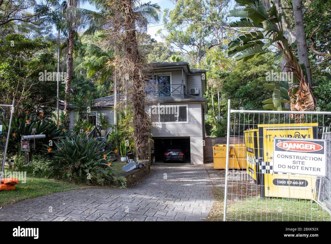 Maison indépendante australienne à Sydney avec des constructeurs d'escrime prêts pour les travaux de construction, Avalon Beach, Sydney, Australie Banque D'Images