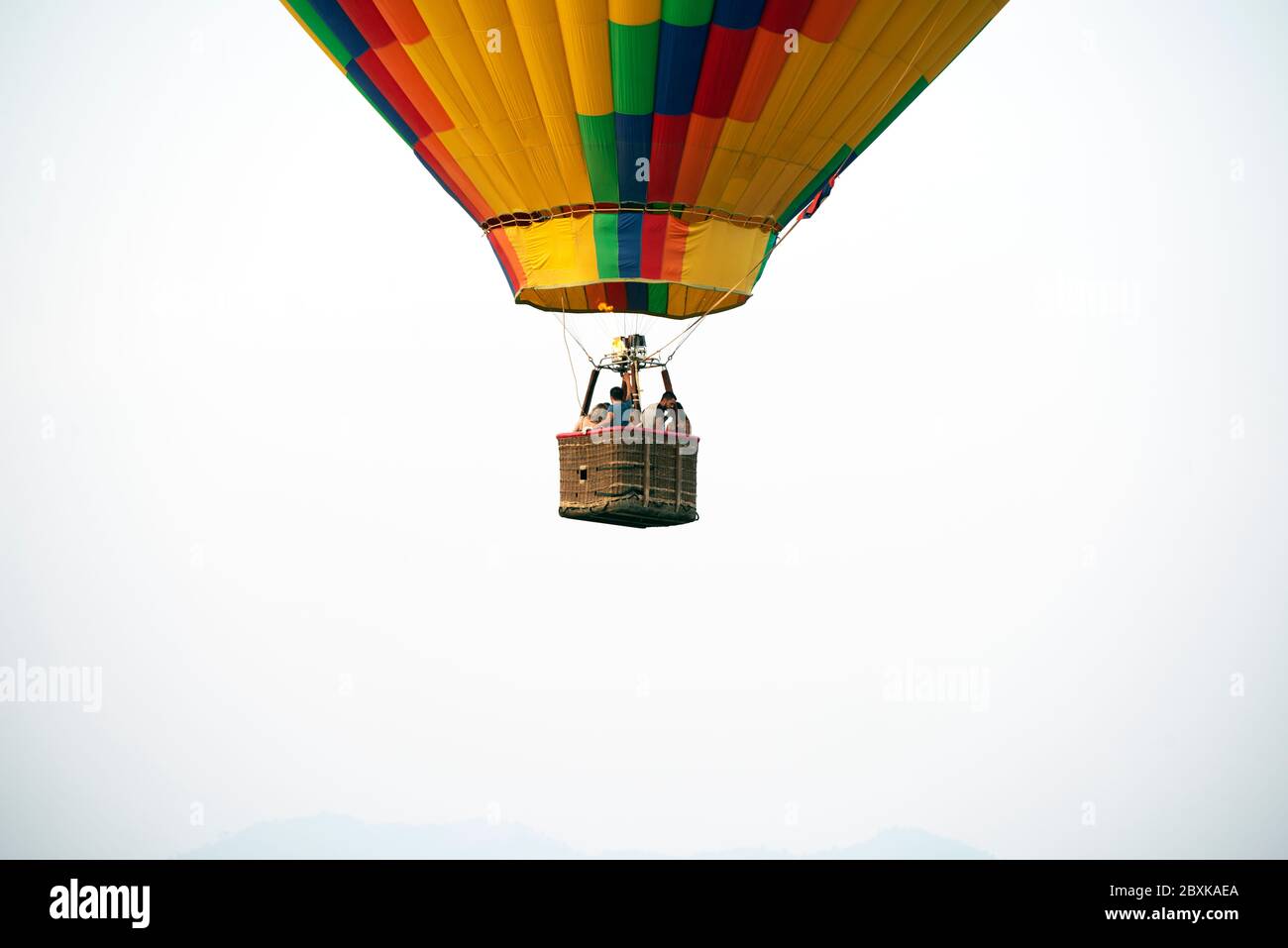Un ballon d'air chaud survole Vang Vieng, Laos, Asie du Sud-est. Banque D'Images
