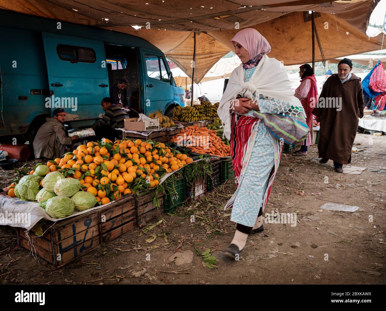 FEZ, MAROC - VERS MAI 2018 : commerçants et acheteurs sur un marché typique dans la périphérie de Fez, au Maroc Banque D'Images